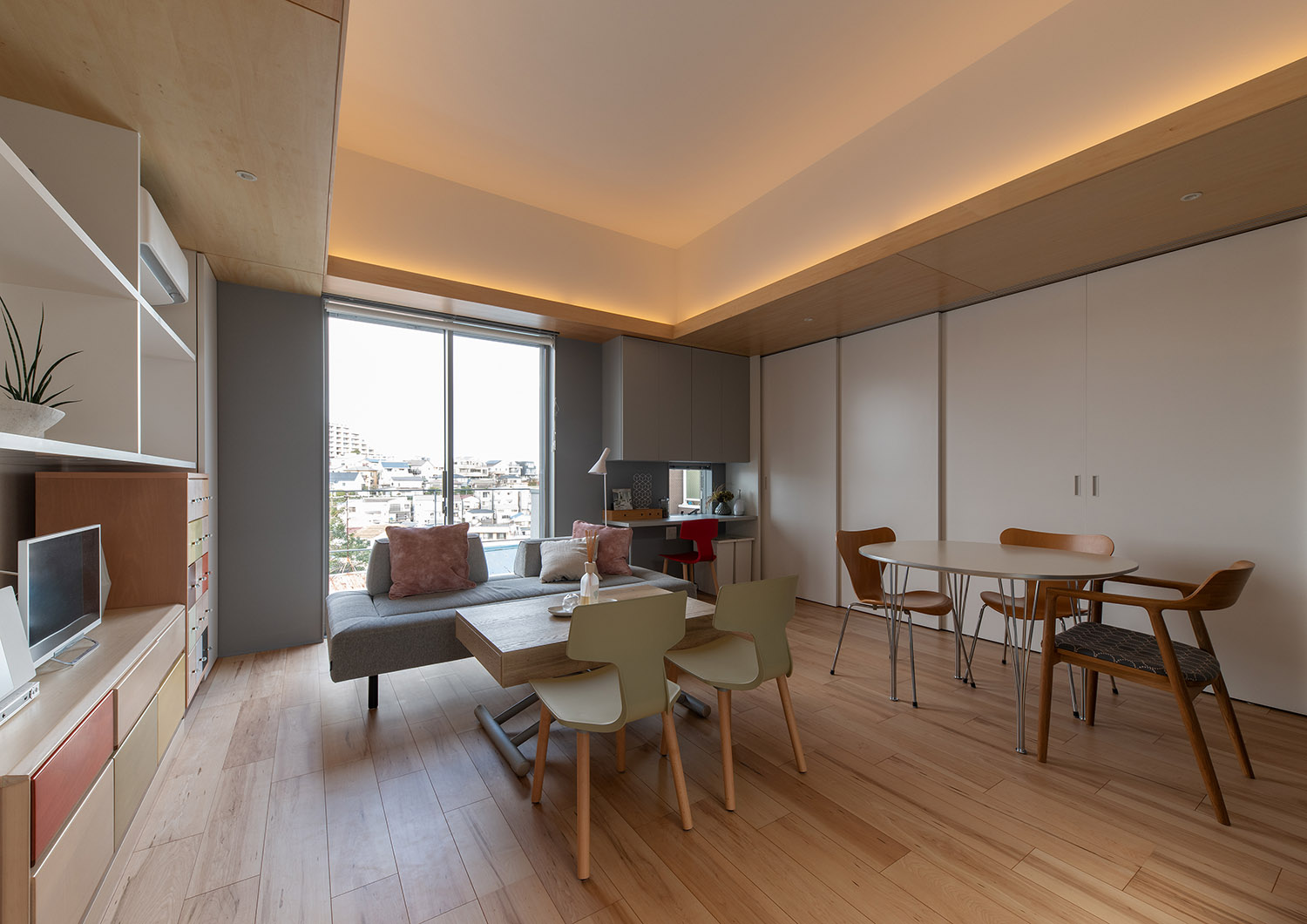 外の景色が楽しめる眺めのいい二階LDK・デザイン住宅 注文住宅・デザイン住宅建築実例_『CASE761 光と明かりの交錯』_LDK