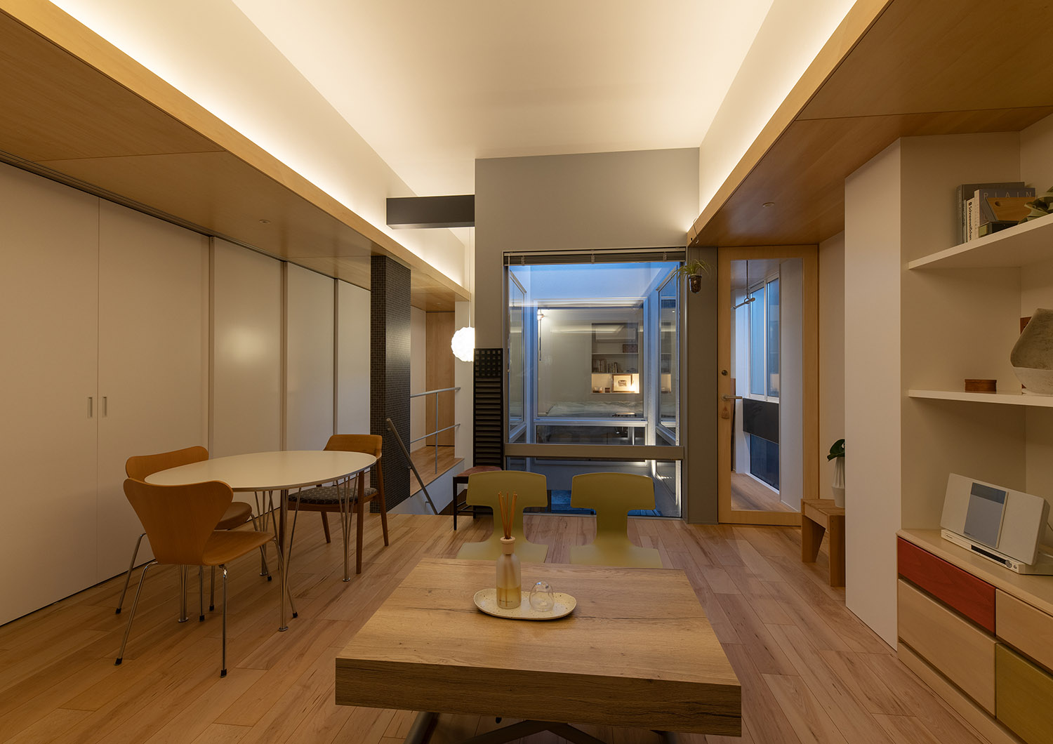 高天井に間接照明を取り付けた開放的でおしゃれなLDK・デザイン住宅 注文住宅・デザイン住宅建築実例_『CASE761 光と明かりの交錯』_LDK