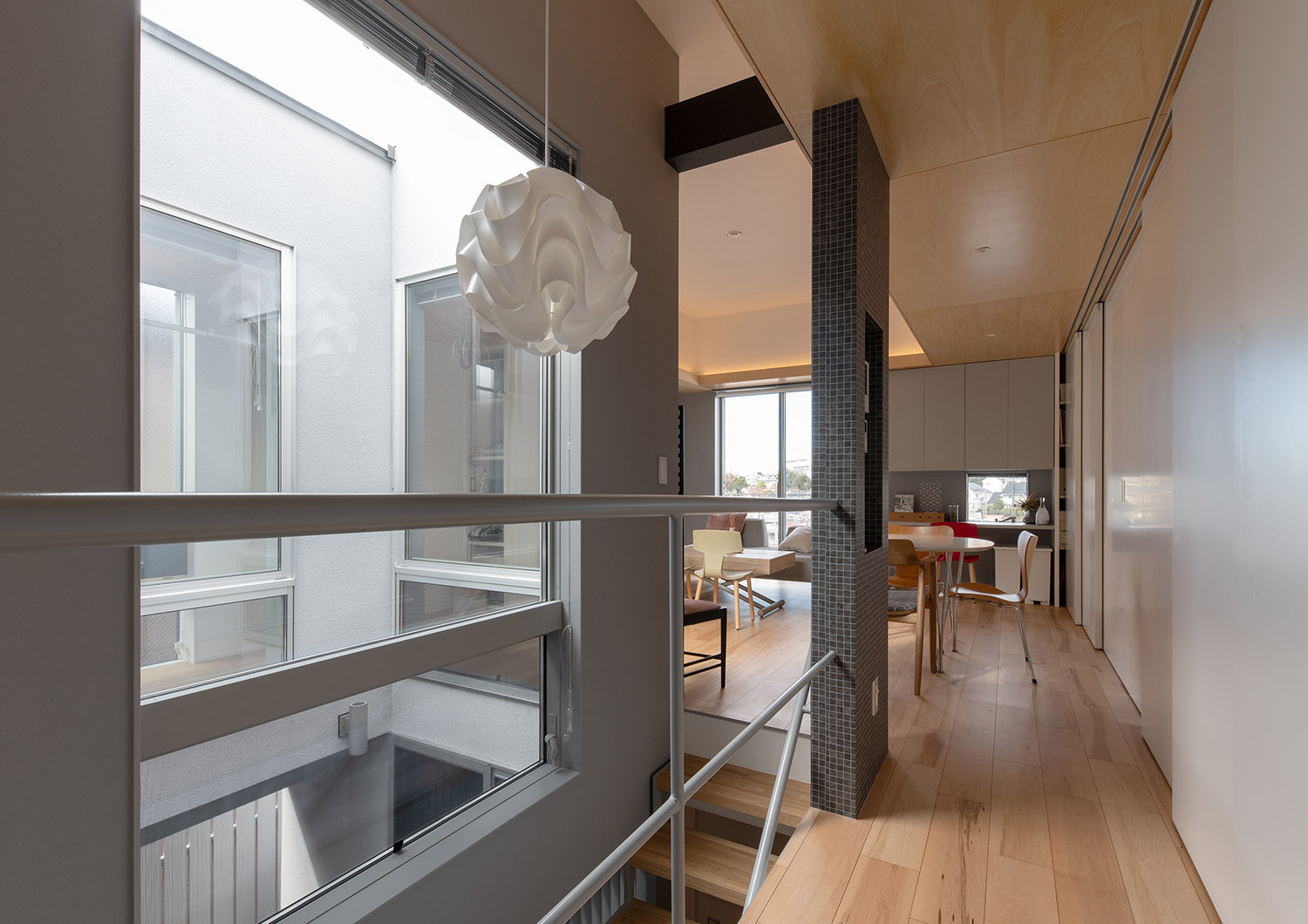 丸いおしゃれな照明が取り付けられた吹き抜けの階段部分・デザイン住宅 注文住宅・デザイン住宅建築実例_『CASE761 光と明かりの交錯』_LDK