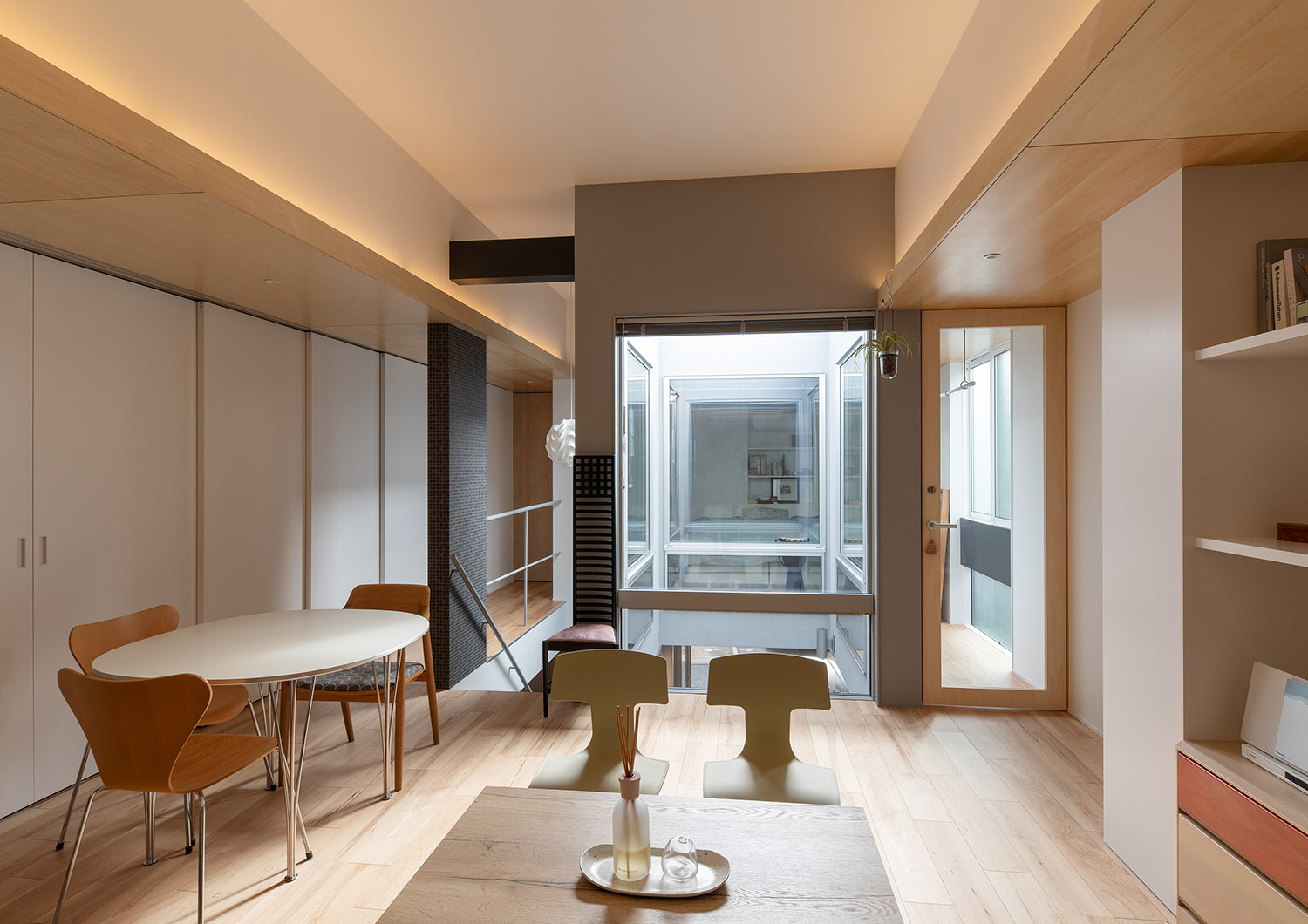 吹き抜けになった中庭が見える開放的なLDK・デザイン住宅 注文住宅・デザイン住宅建築実例_『CASE761 光と明かりの交錯』_LDK