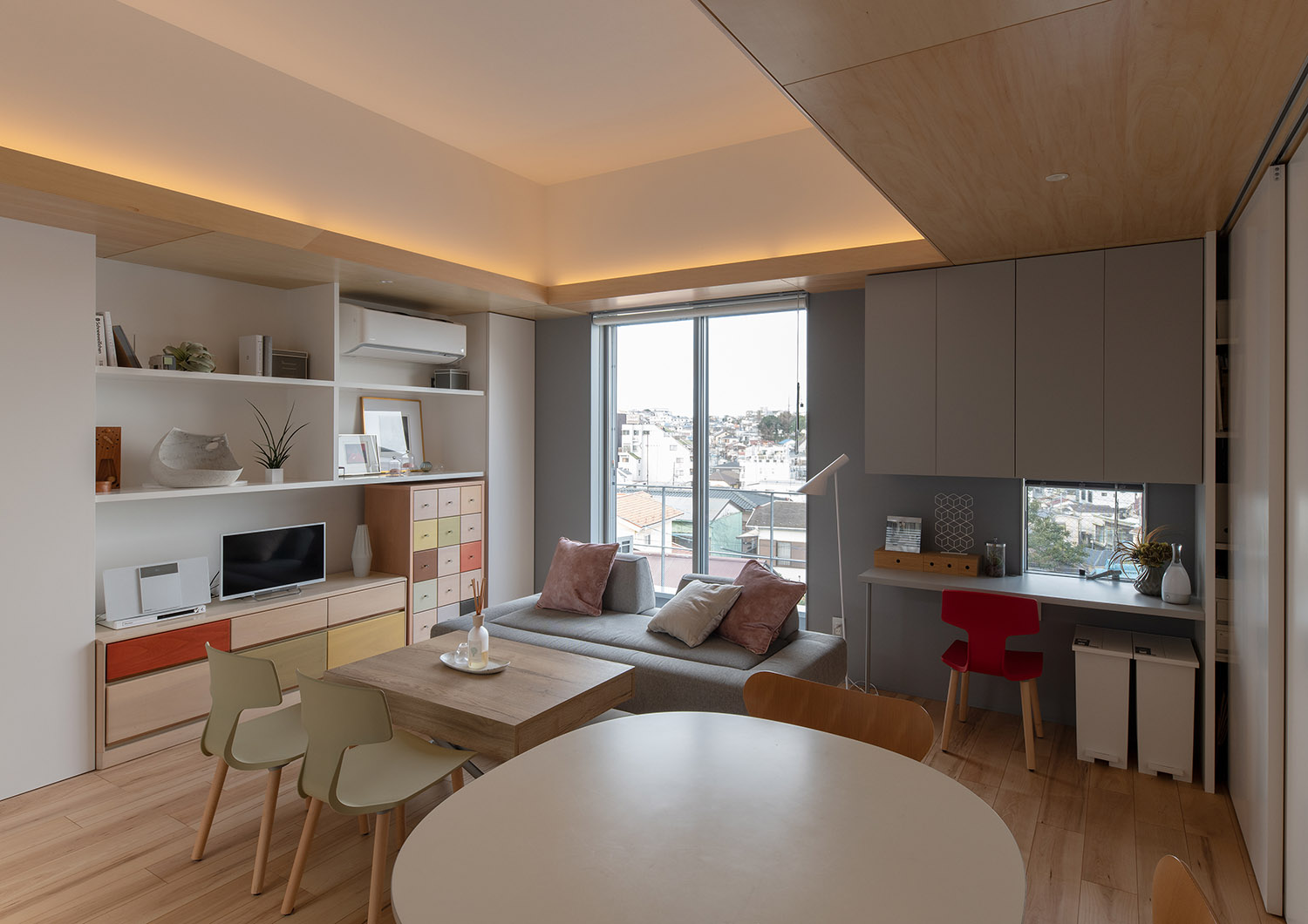 壁付けデスクのワークスペースがある高天井の開放的なLDK・デザイン住宅 注文住宅・デザイン住宅建築実例_『CASE761 光と明かりの交錯』_LDK