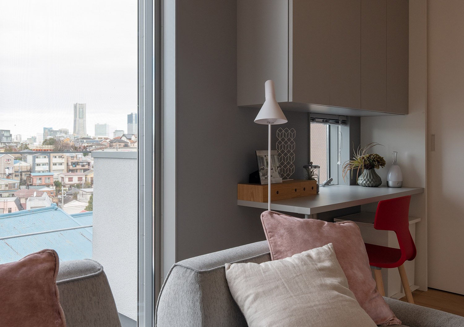 窓際にある壁付けデスクのワークスペース・デザイン住宅 注文住宅・デザイン住宅建築実例_『CASE761 光と明かりの交錯』_LDK