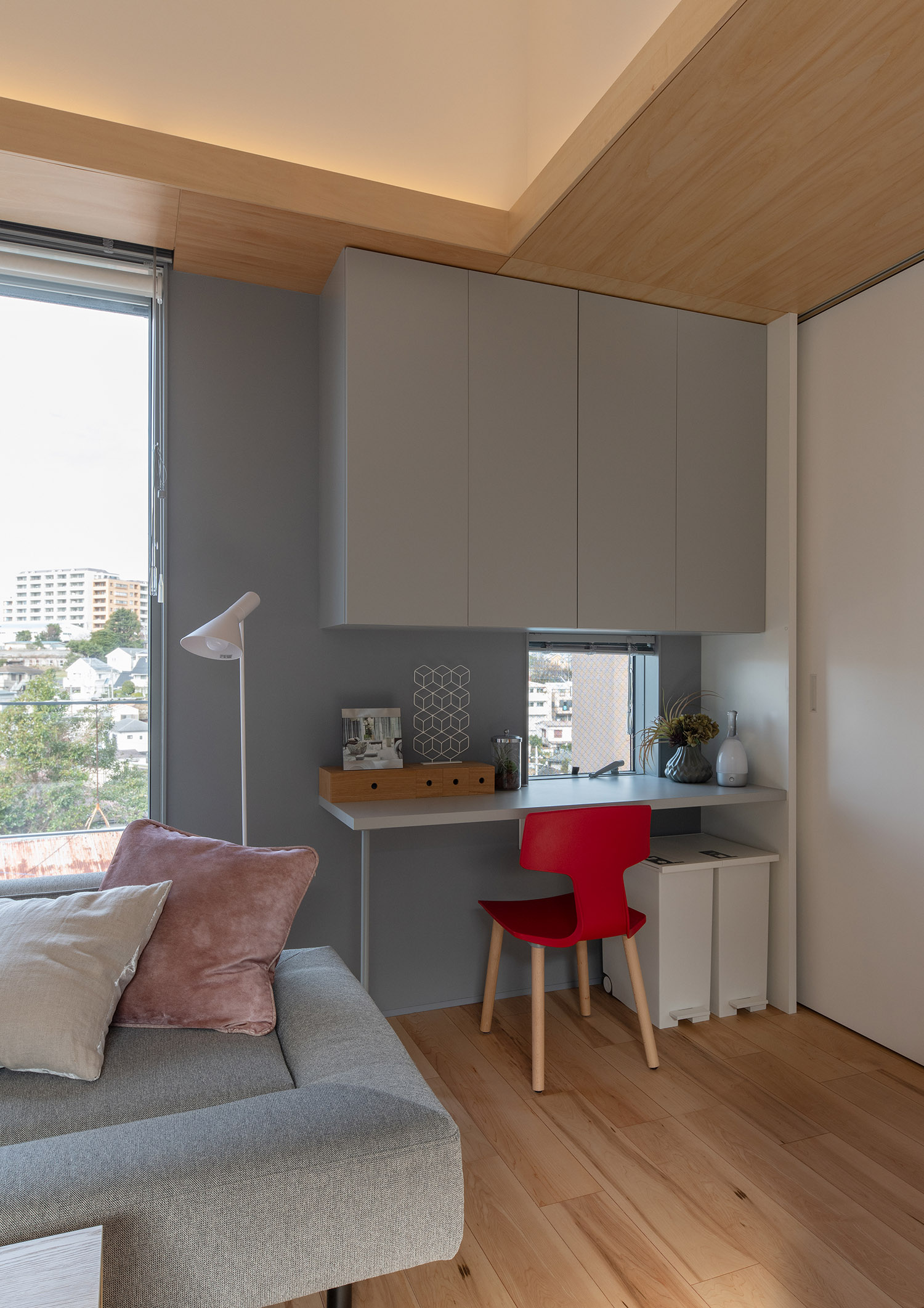 窓から外の景色が楽しめるLDKの角にあるワークスペース・デザイン住宅 注文住宅・デザイン住宅建築実例_『CASE761 光と明かりの交錯』_LDK