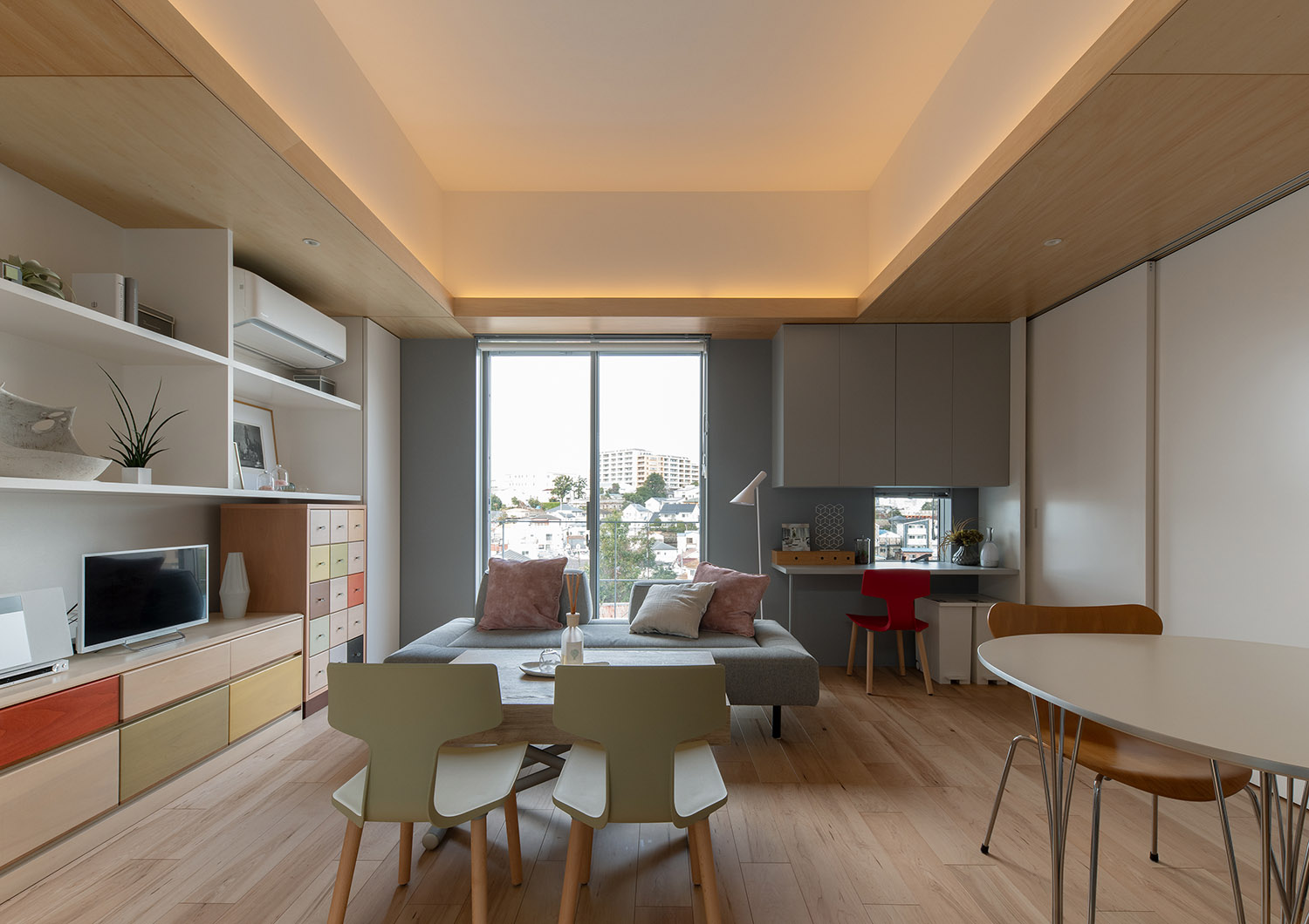 天井に間接照明を取り付けた高天井のLDK・デザイン住宅 注文住宅・デザイン住宅建築実例_『CASE761 光と明かりの交錯』_LDK