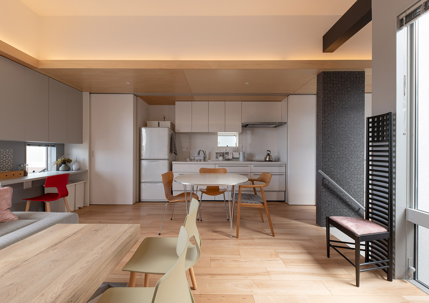 木目の天井にライン照明を取り付けたおしゃれなLDK・デザイン住宅 注文住宅・デザイン住宅建築実例_『CASE761 光と明かりの交錯』_LDK