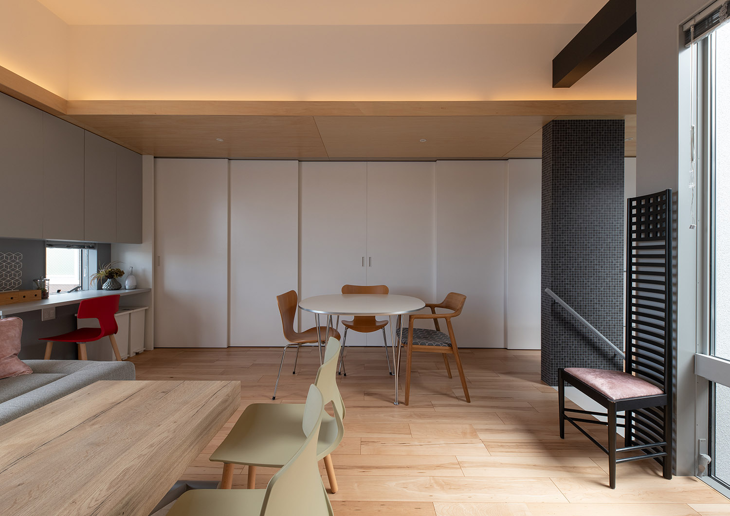 キッチンが引き戸で隠せるようになっている生活感の少ないLDK・デザイン住宅 注文住宅・デザイン住宅建築実例_『CASE761 光と明かりの交錯』_LDK