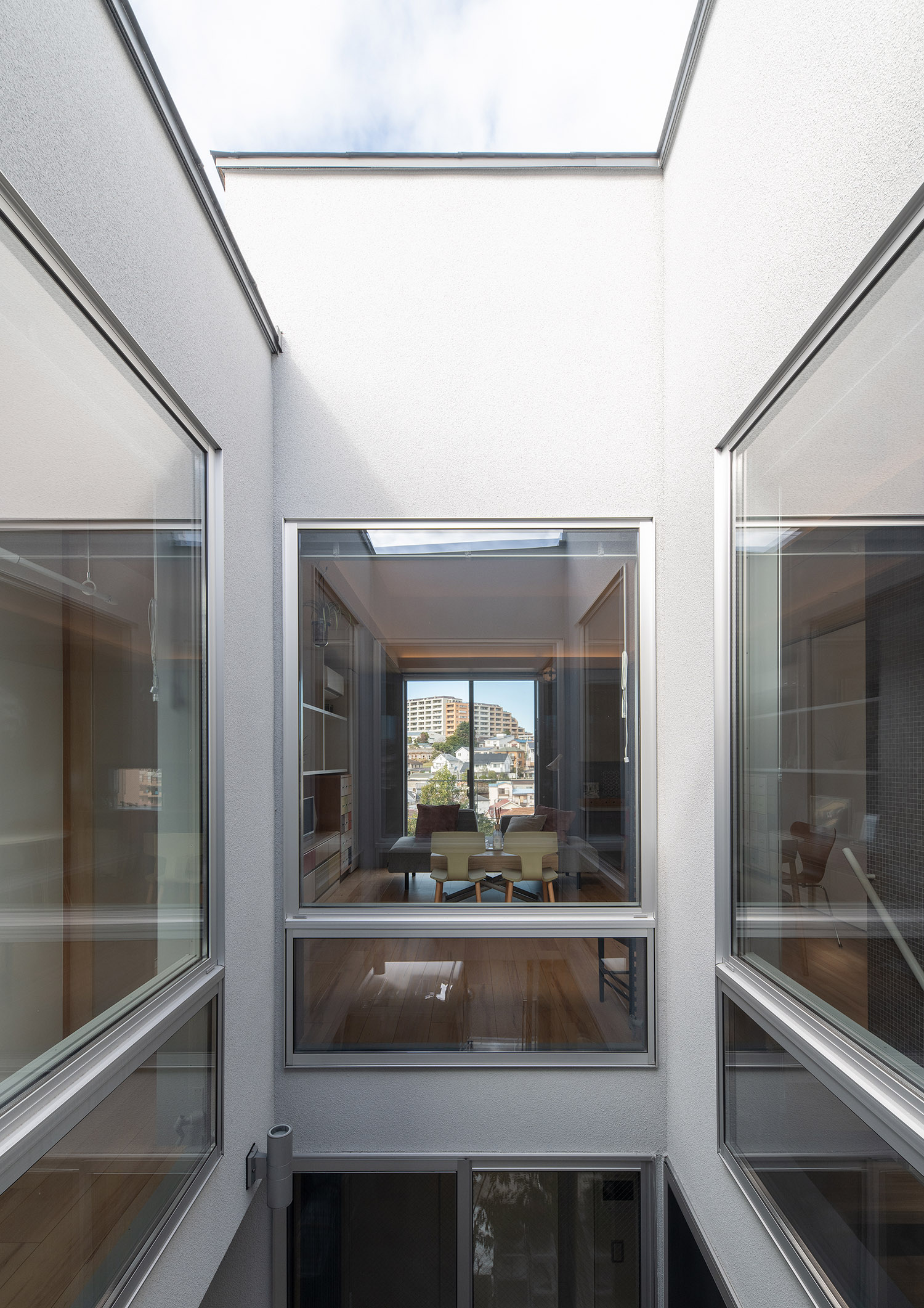 ガラス窓に囲まれた吹き抜けの中庭・デザイン住宅 注文住宅・デザイン住宅建築実例_『CASE761 光と明かりの交錯』_中庭