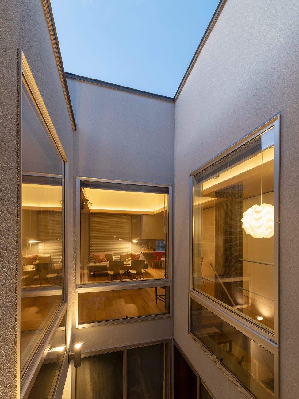 室内の光が漏れる吹き抜けの中庭・デザイン住宅 注文住宅・デザイン住宅建築実例_『CASE761 光と明かりの交錯』_中庭