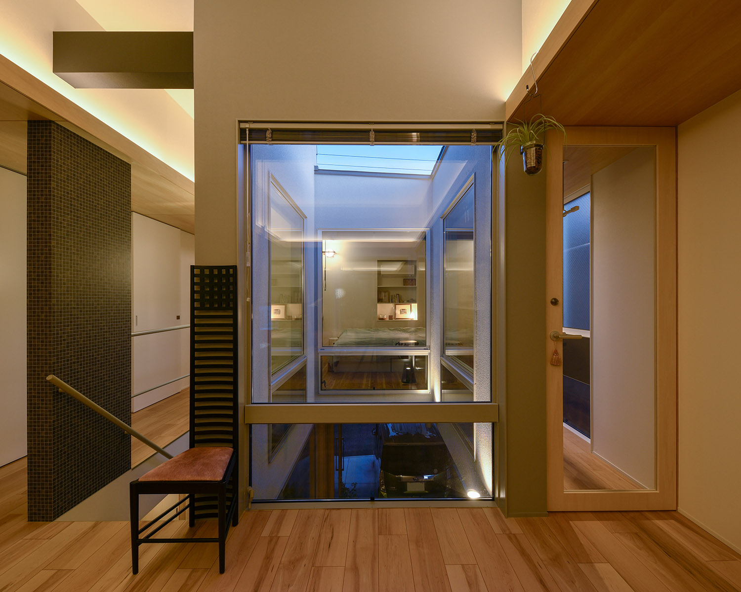 ライトアップされた吹き抜けの中庭が見える窓・デザイン住宅 注文住宅・デザイン住宅建築実例_『CASE761 光と明かりの交錯』_LDK