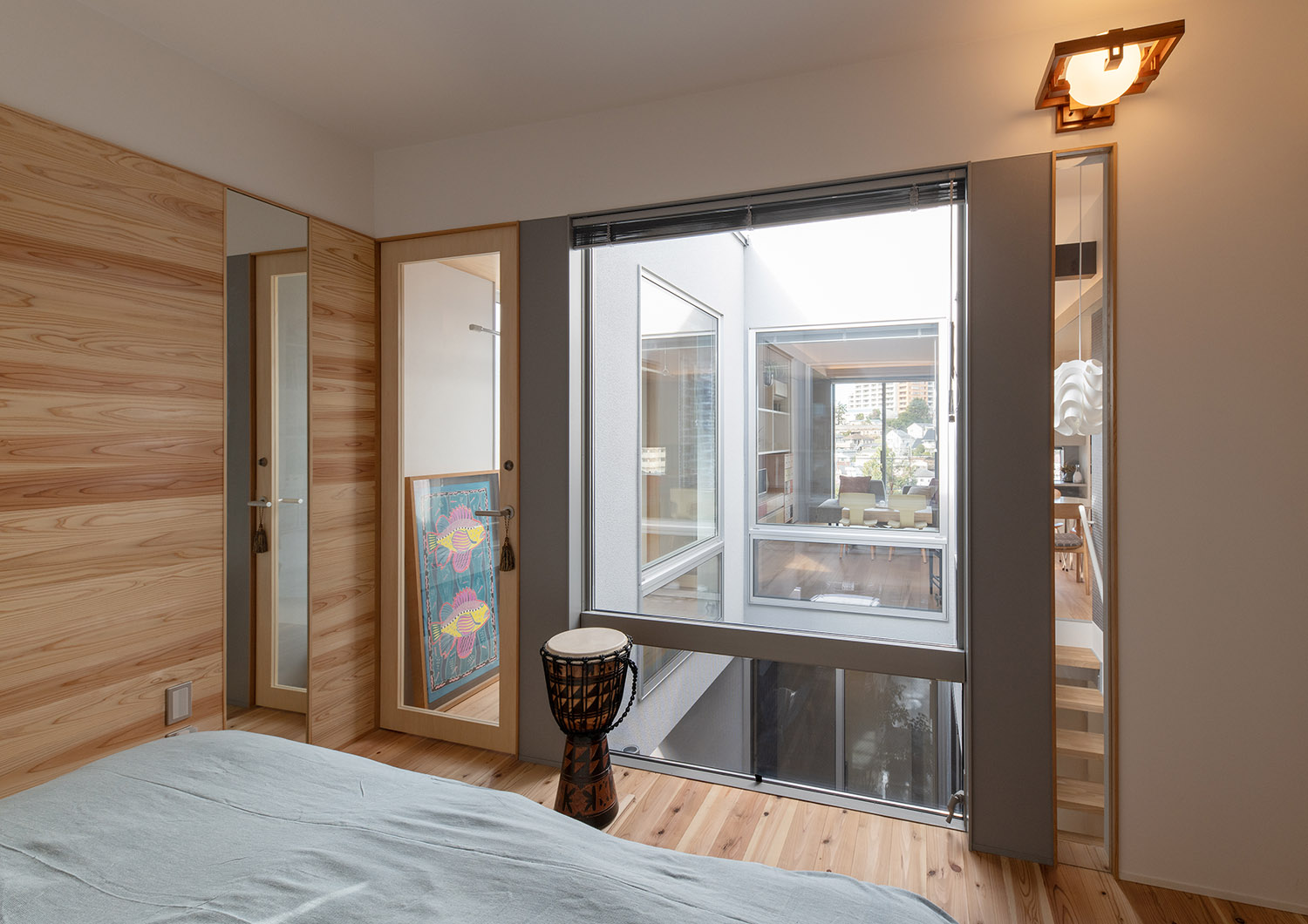 吹き抜けの中庭が見える木目の壁の寝室・デザイン住宅 注文住宅・デザイン住宅建築実例_『CASE761 光と明かりの交錯』_寝室