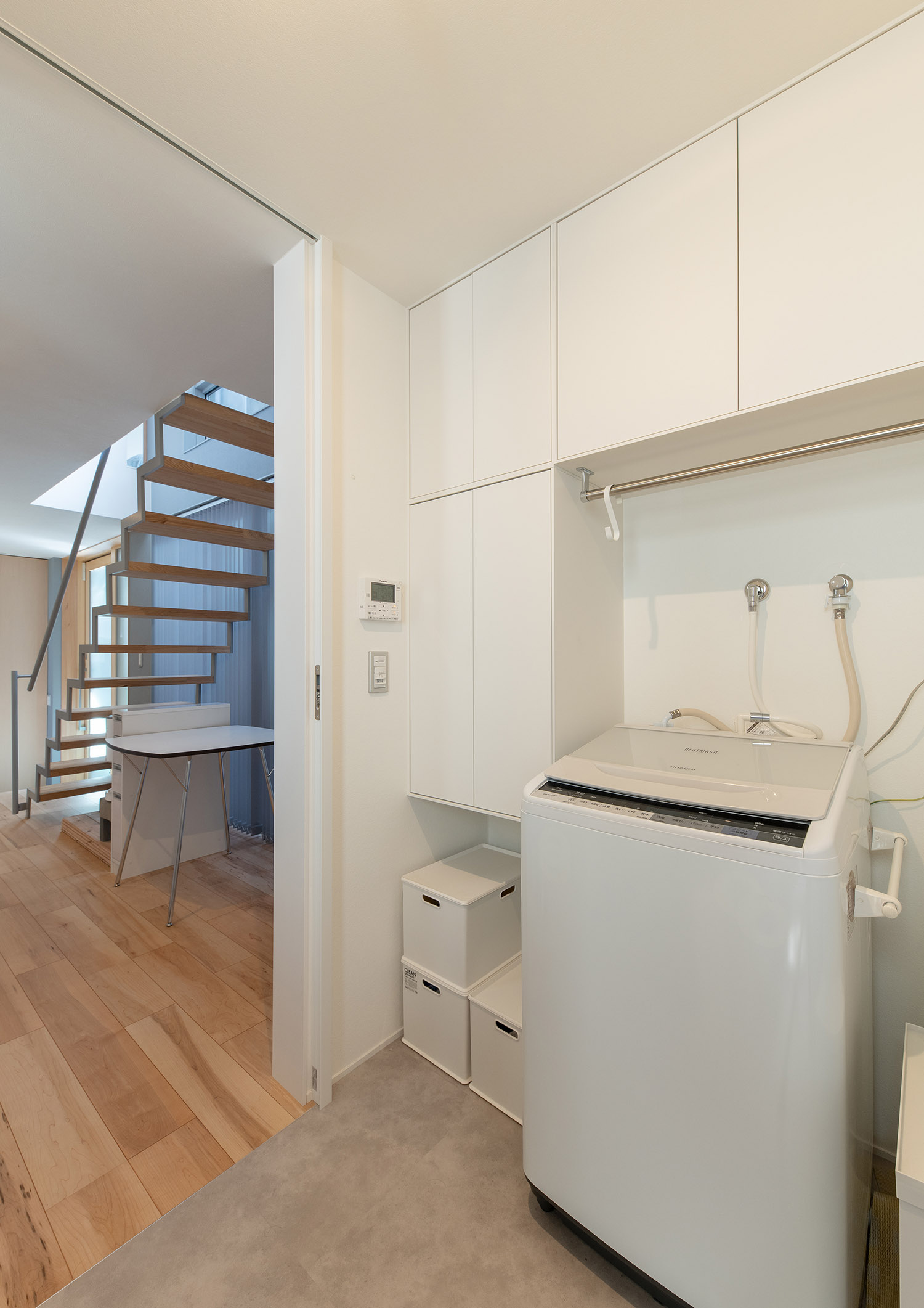 白い洗濯機と白い収納棚がある洗面所・デザイン住宅 注文住宅・デザイン住宅建築実例_『CASE761 光と明かりの交錯』_浴室・洗面所