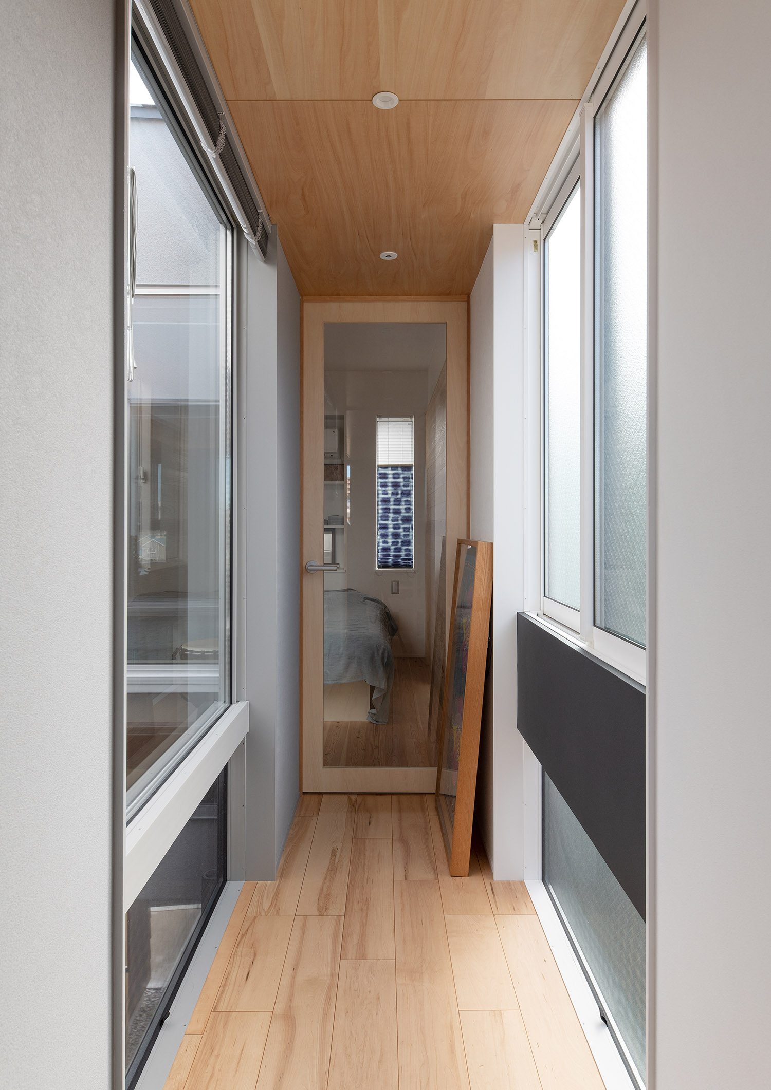 廊下の突き当りにあるガラス扉・デザイン住宅 注文住宅・デザイン住宅建築実例_『CASE761 光と明かりの交錯』_廊下