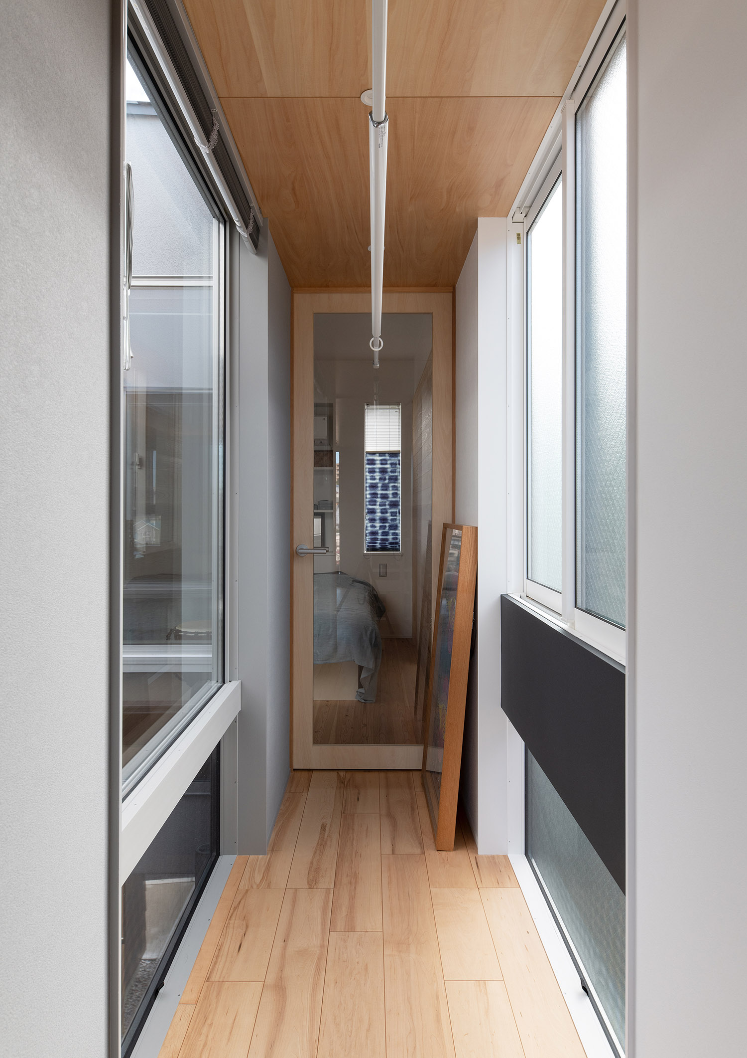 天井に物干し竿を取り付けた、窓に面した廊下・デザイン住宅 注文住宅・デザイン住宅建築実例_『CASE761 光と明かりの交錯』_廊下