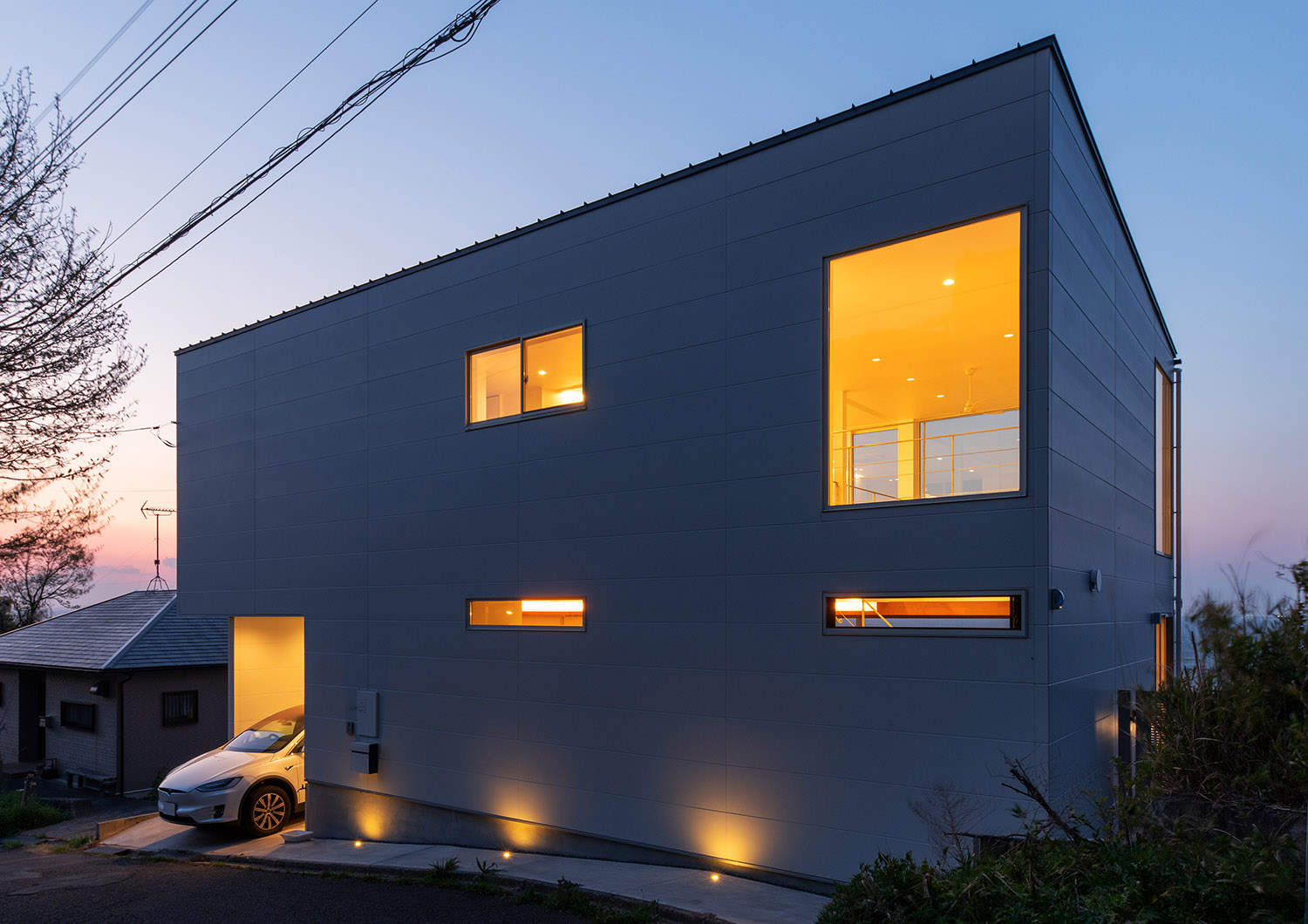 床に間接照明が取り付けられた大きな窓があるキューブ状の外観の家・デザイン住宅 注文住宅・デザイン住宅建築実例_『CASE762 Nature NaturalHOUSE』_外観