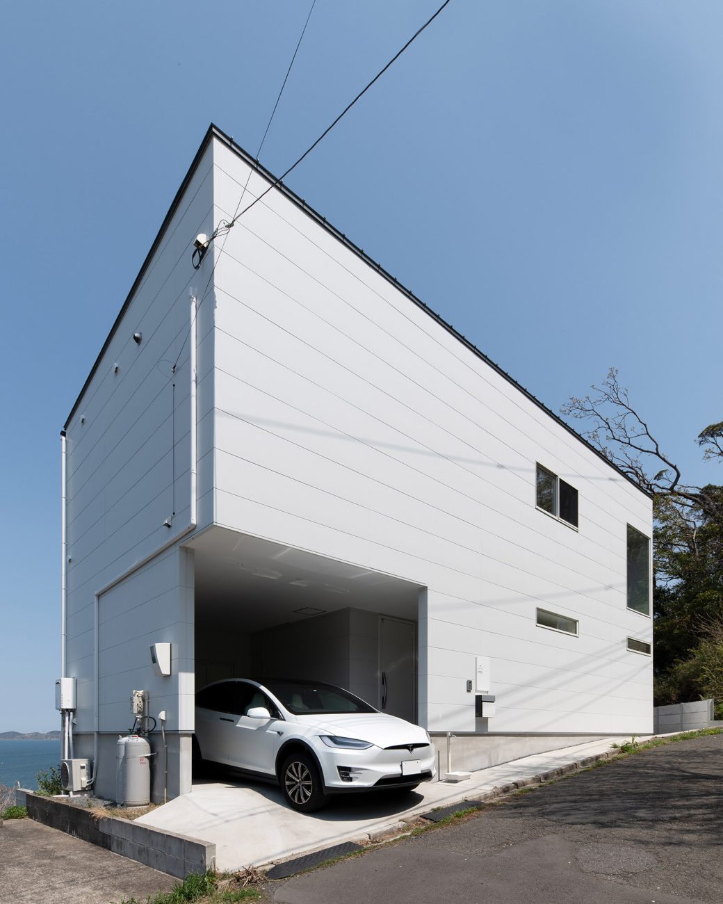 インナーガレージがある海辺に建つ白い外壁の家・デザイン住宅 注文住宅・デザイン住宅建築実例_『CASE762 Nature NaturalHOUSE』_外観