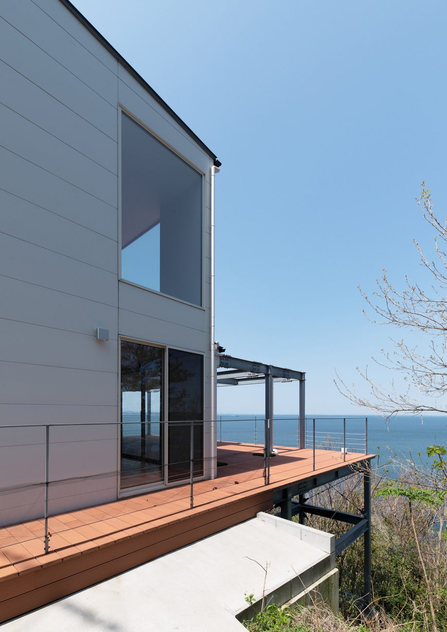 海が見渡せるテラスがある白い外壁の家・デザイン住宅 注文住宅・デザイン住宅建築実例_『CASE762 Nature NaturalHOUSE』_外観