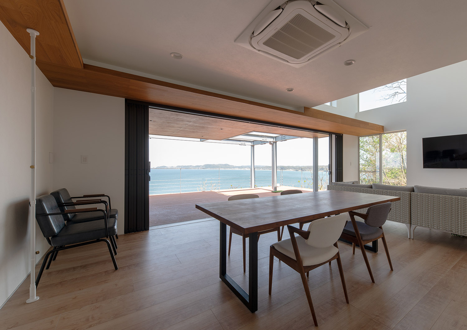 窓から海が見渡せるホテルのようなLDK・デザイン住宅 注文住宅・デザイン住宅建築実例_『CASE762 Nature NaturalHOUSE』_LDK