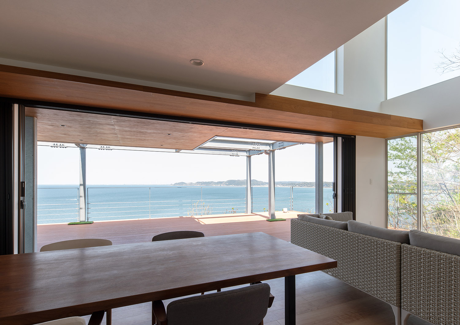 木目の軒天井があるテラスに面した開放感のあるLDK・デザイン住宅 注文住宅・デザイン住宅建築実例_『CASE762 Nature NaturalHOUSE』_LDK