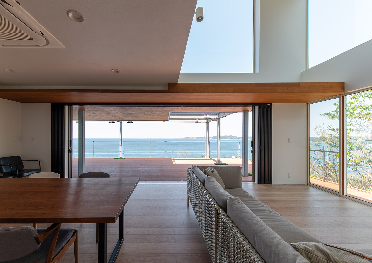 吹き抜けに大きな窓を取り付けた明るいLDK・デザイン住宅 注文住宅・デザイン住宅建築実例_『CASE762 Nature NaturalHOUSE』_LDK