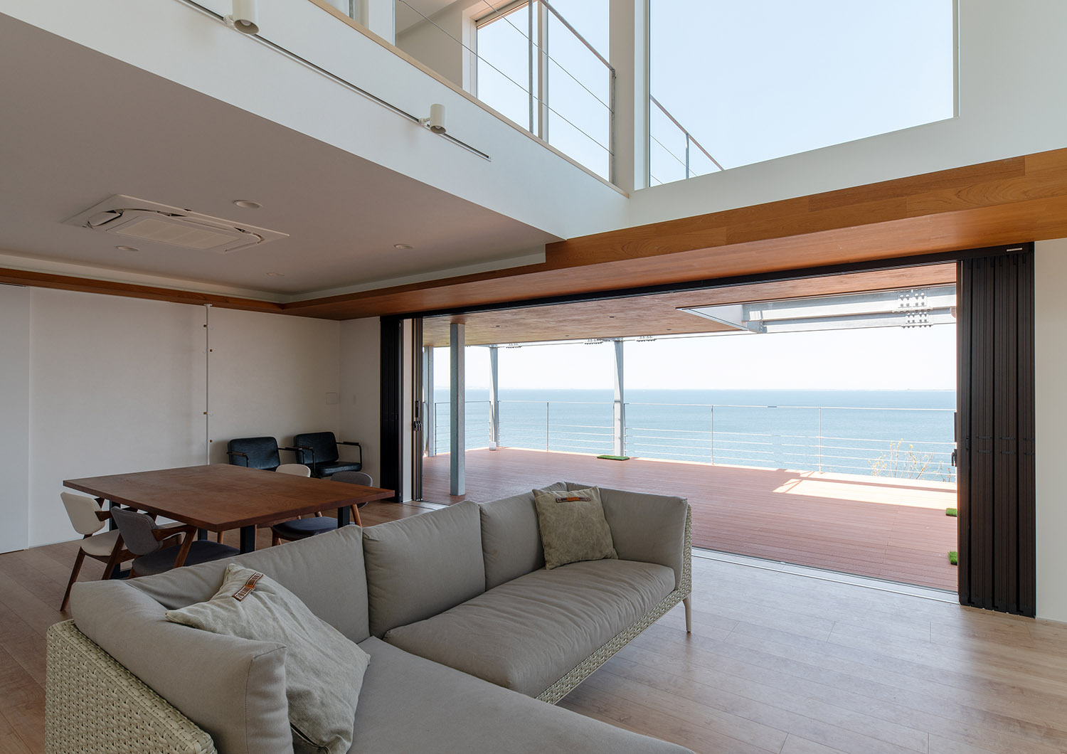 視線いっぱいに空と海を感じるLDK