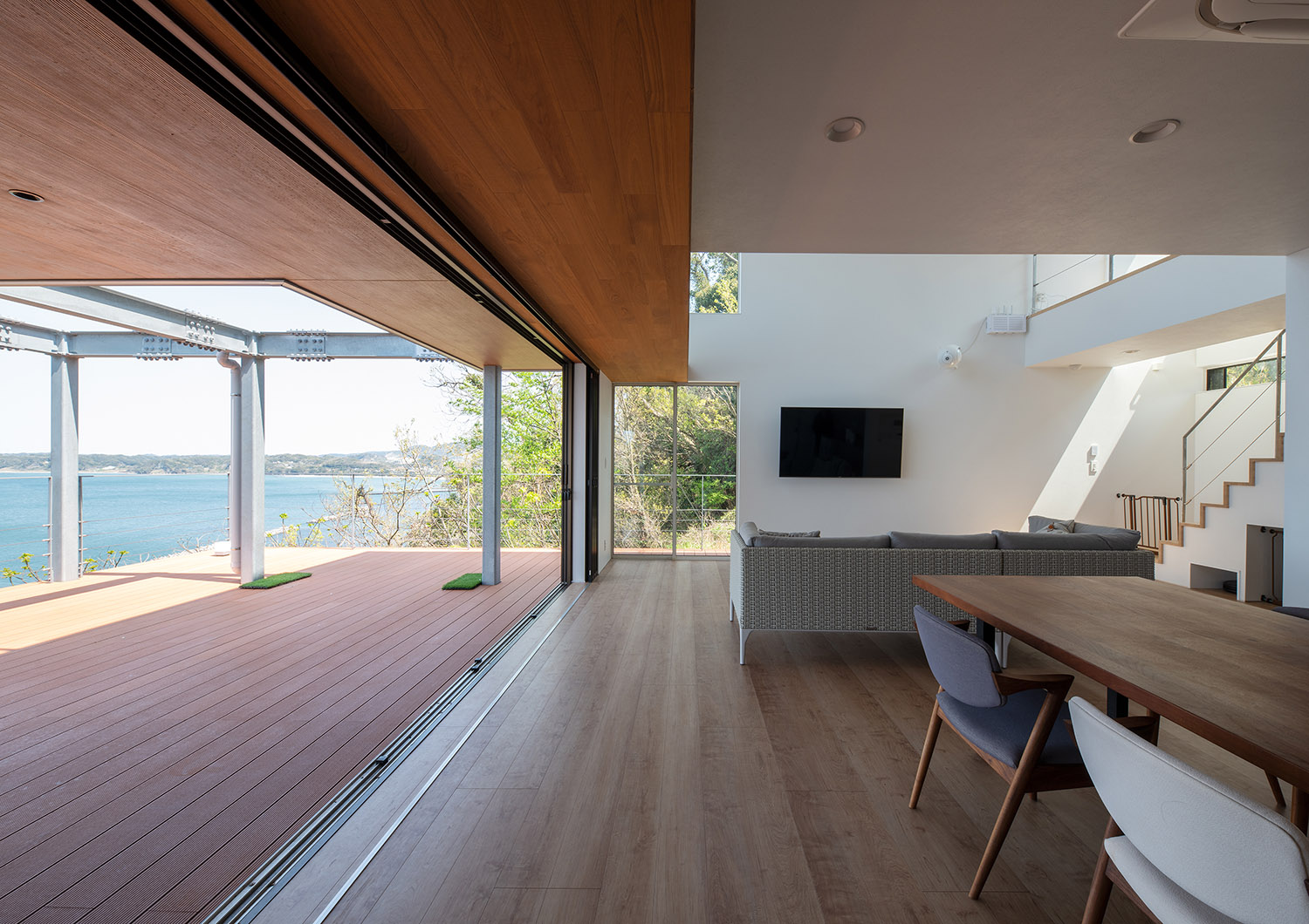 ウッドデッキのテラスとフラットに繋がる開放的なLDK・デザイン住宅 注文住宅・デザイン住宅建築実例_『CASE762 Nature NaturalHOUSE』_LDK