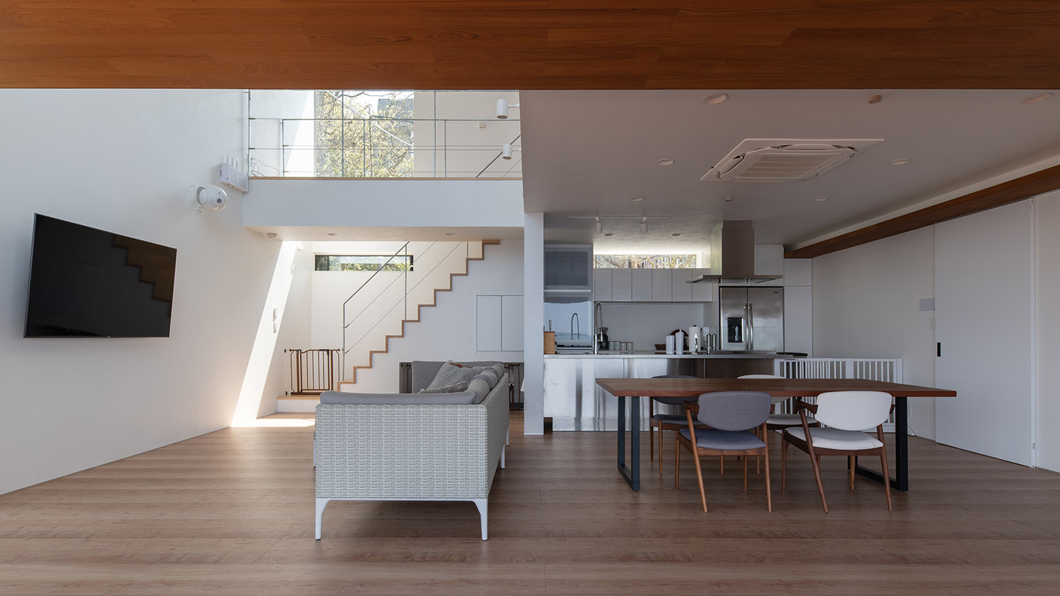 クロスやインテリアを白で統一した明るいLDK・デザイン住宅 注文住宅・デザイン住宅建築実例_『CASE762 Nature NaturalHOUSE』_LDK