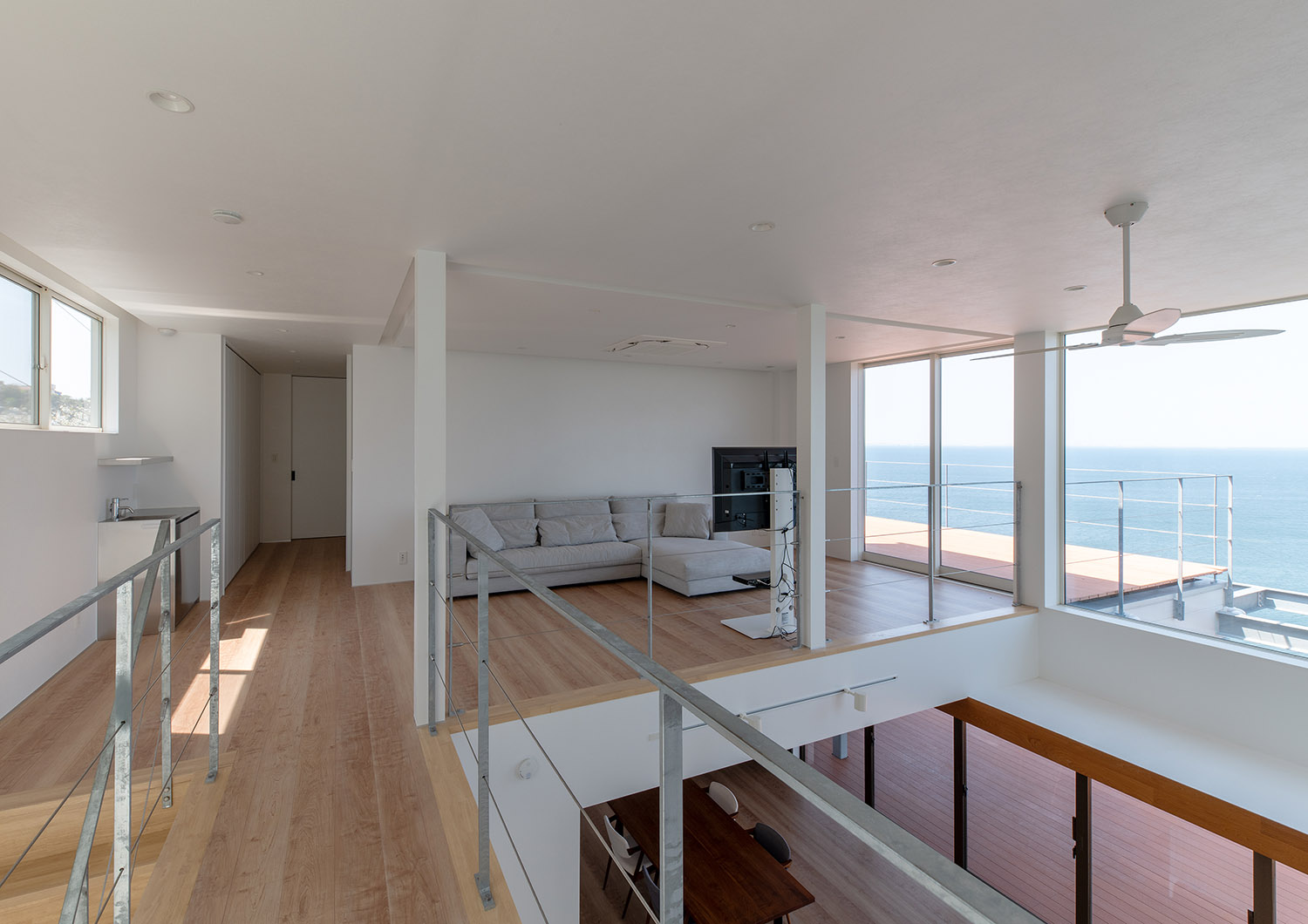 吹き抜けに面した開放的な二階のフロア・デザイン住宅 注文住宅・デザイン住宅建築実例_『CASE762 Nature NaturalHOUSE』_LDK