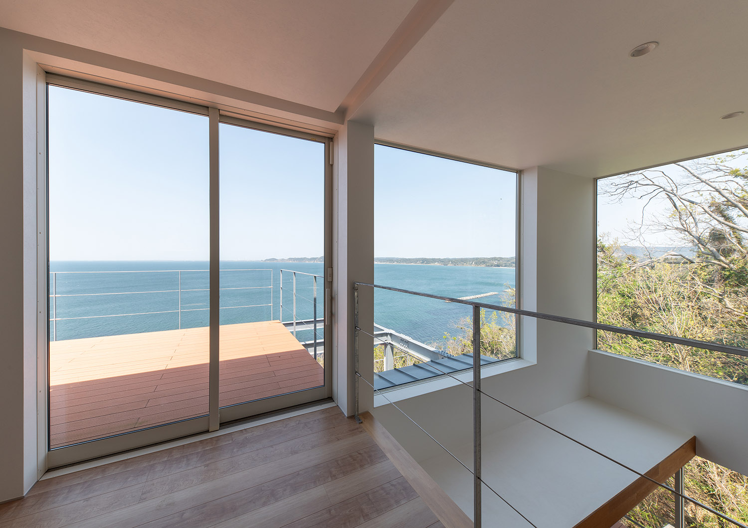 大きな窓が取り付けられた二階のフロア・デザイン住宅 注文住宅・デザイン住宅建築実例_『CASE762 Nature NaturalHOUSE』_LDK