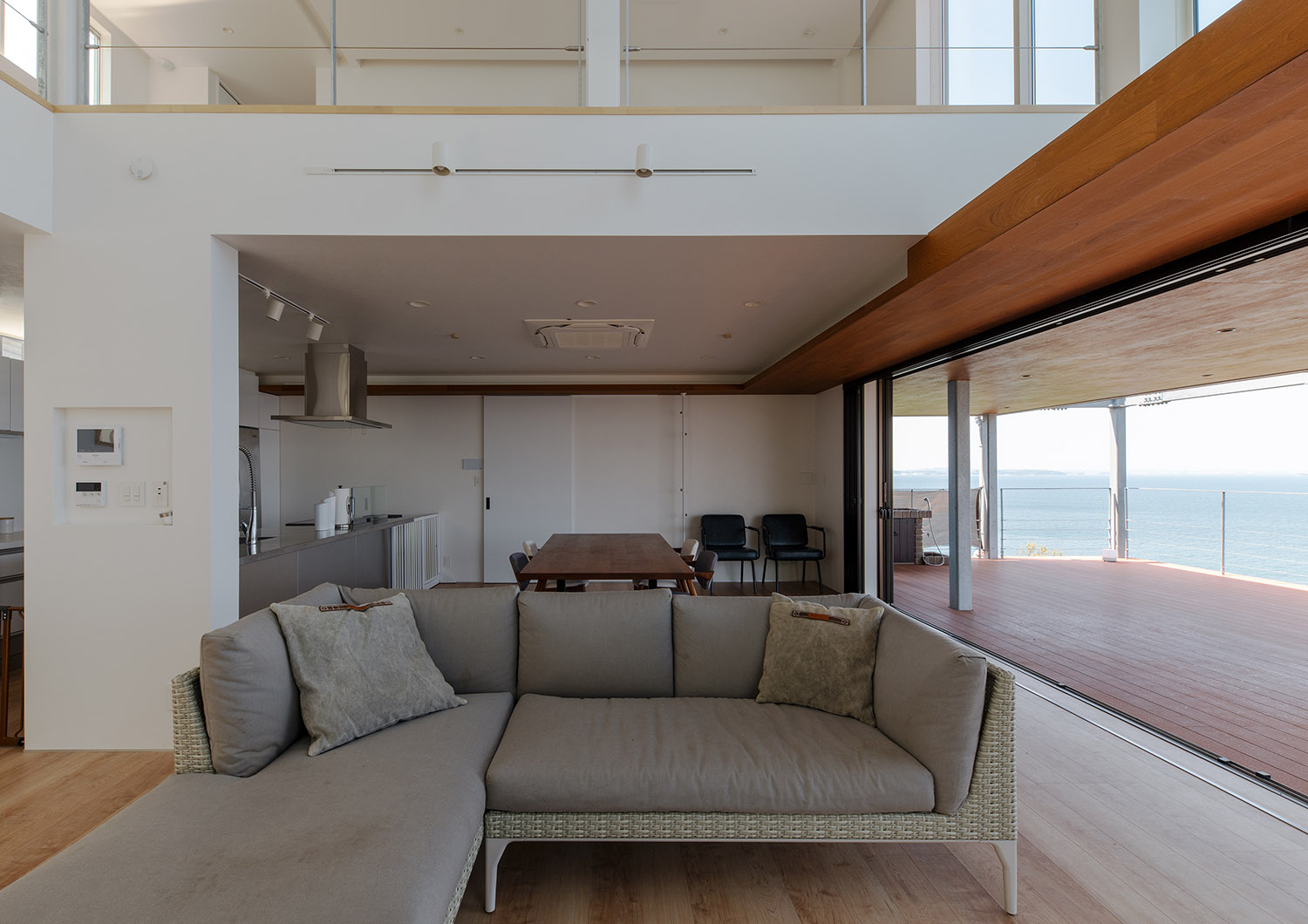 グレーのL字ソファーが置かれた、吹き抜けのあるおしゃれなLDK・デザイン住宅 注文住宅・デザイン住宅建築実例_『CASE762 Nature NaturalHOUSE』_LDK