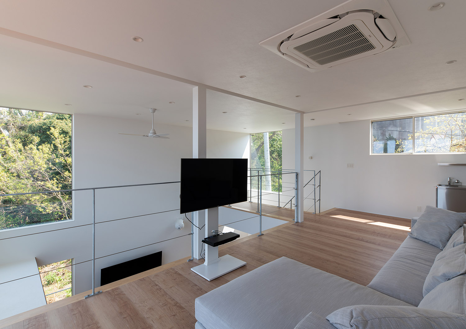 窓から緑が見える吹き抜けに面したセカンドリビング・デザイン住宅 注文住宅・デザイン住宅建築実例_『CASE762 Nature NaturalHOUSE』_LDK