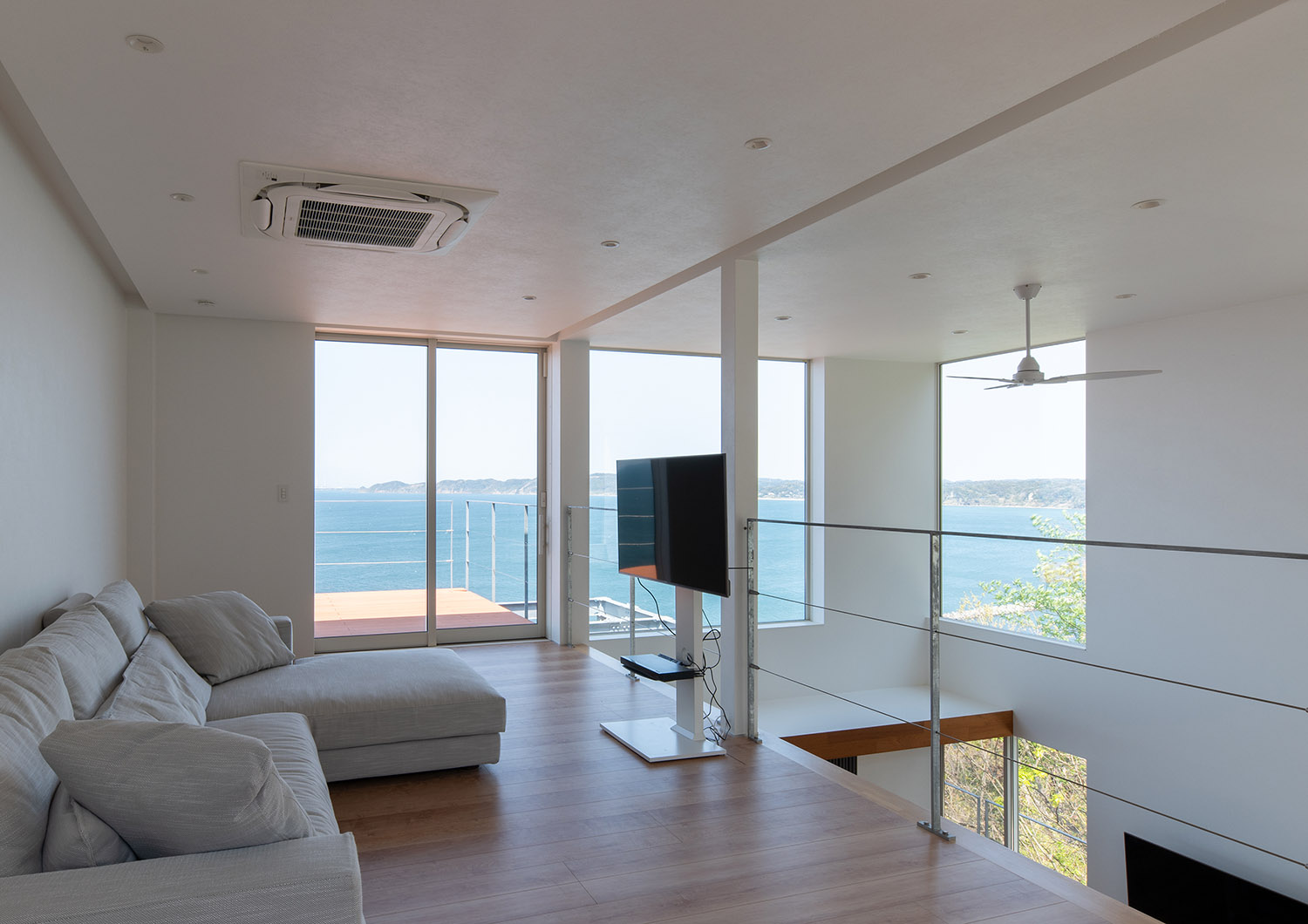 吹き抜けに面した二階のセカンドリビング・デザイン住宅 注文住宅・デザイン住宅建築実例_『CASE762 Nature NaturalHOUSE』_LDK