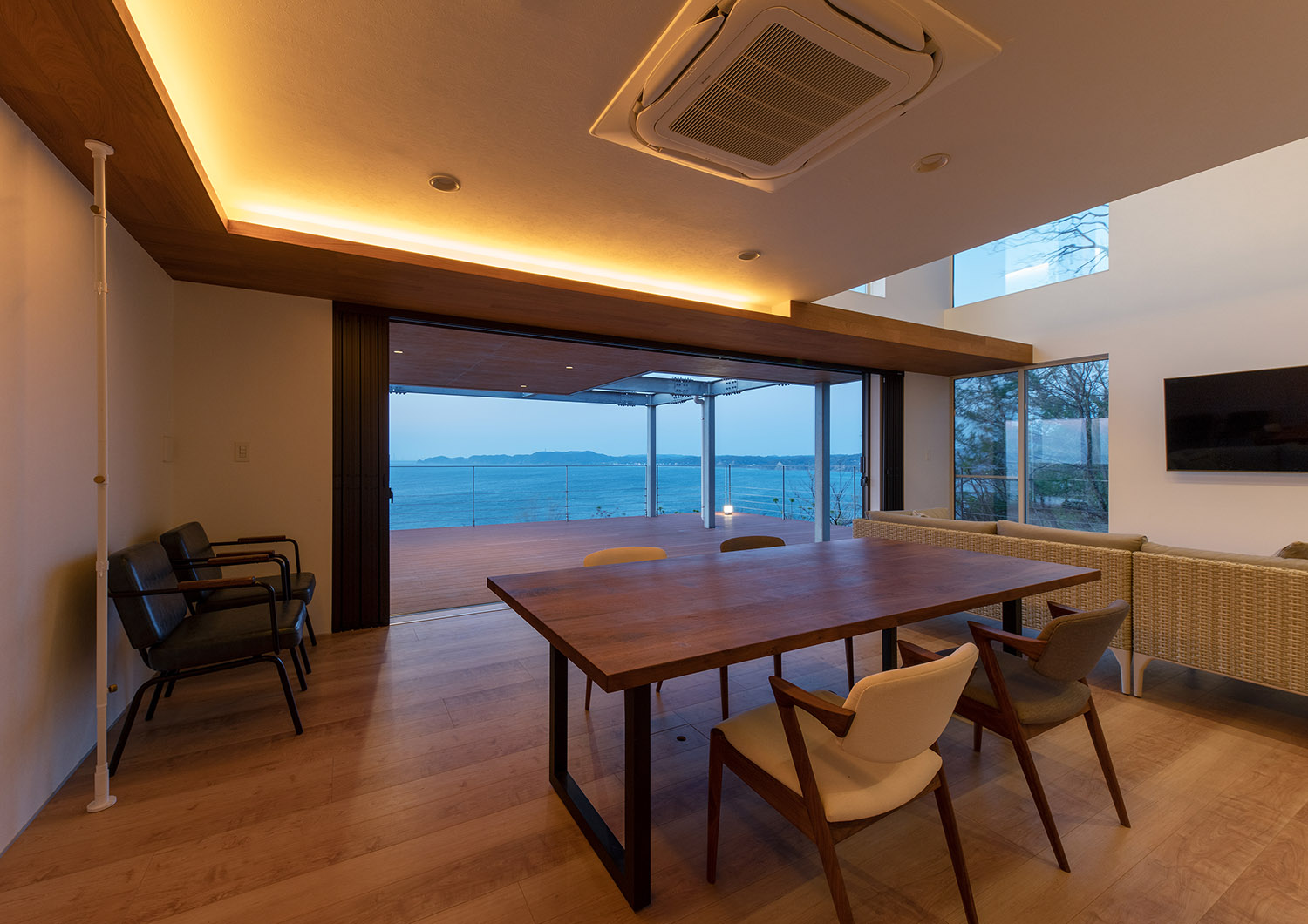 壁際にライン照明を取り付けた生活感の少ないデザインのLDK・デザイン住宅 注文住宅・デザイン住宅建築実例_『CASE762 Nature NaturalHOUSE』_LDK