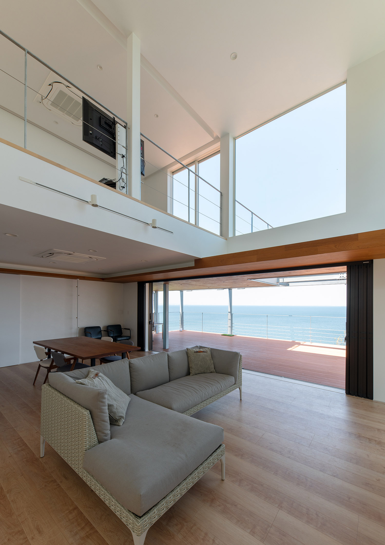 大きな窓から光が入る吹き抜けのLDK・デザイン住宅 注文住宅・デザイン住宅建築実例_『CASE762 Nature NaturalHOUSE』_LDK