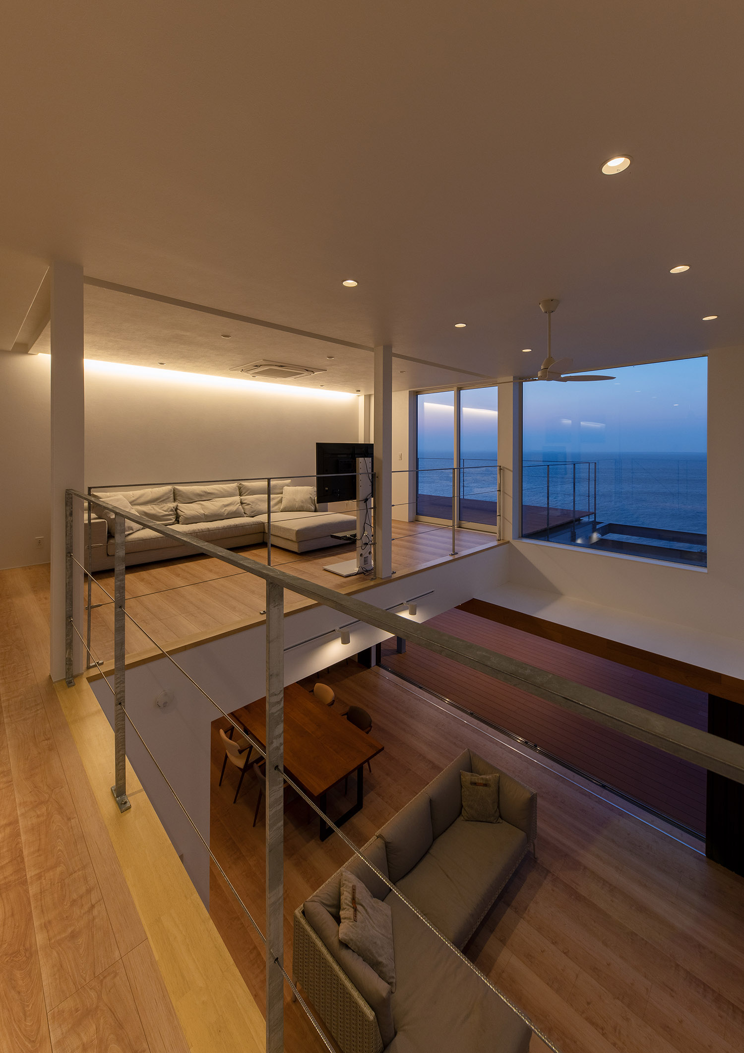 壁際に間接照明を取り付けた吹き抜けのLDK・デザイン住宅 注文住宅・デザイン住宅建築実例_『CASE762 Nature NaturalHOUSE』_LDK