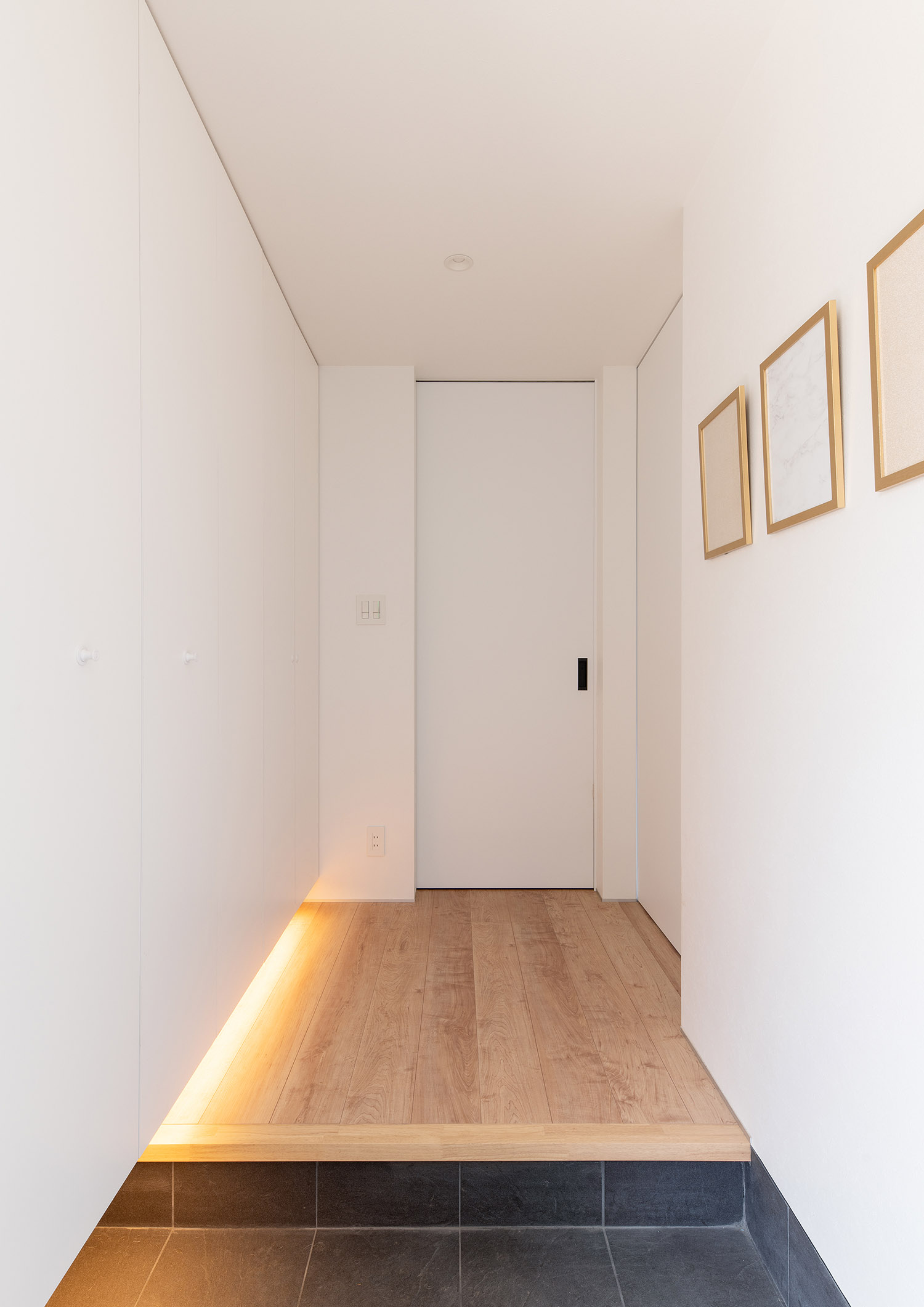 足元に間接照明を取り付けた白い壁に囲まれた家・デザイン住宅 注文住宅・デザイン住宅建築実例_『CASE762 Nature NaturalHOUSE』_玄関