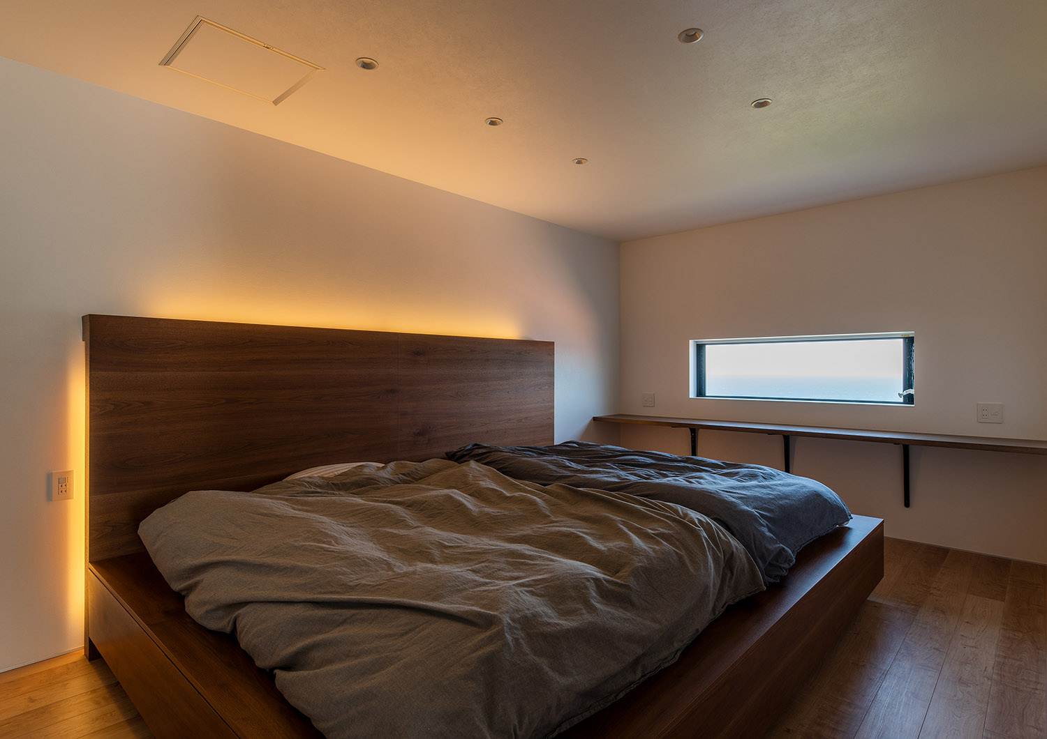 ヘッドボードに間接照明を取り付けたホテルライクな寝室・デザイン住宅 注文住宅・デザイン住宅建築実例_『CASE762 Nature NaturalHOUSE』_寝室