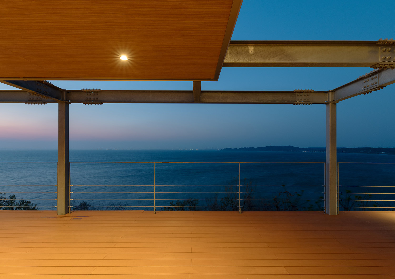 木目の軒天井にダウンライトを取り付けた海を見渡せるバルコニー・デザイン住宅 注文住宅・デザイン住宅建築実例_『CASE762 Nature NaturalHOUSE』_テラス・バルコニー