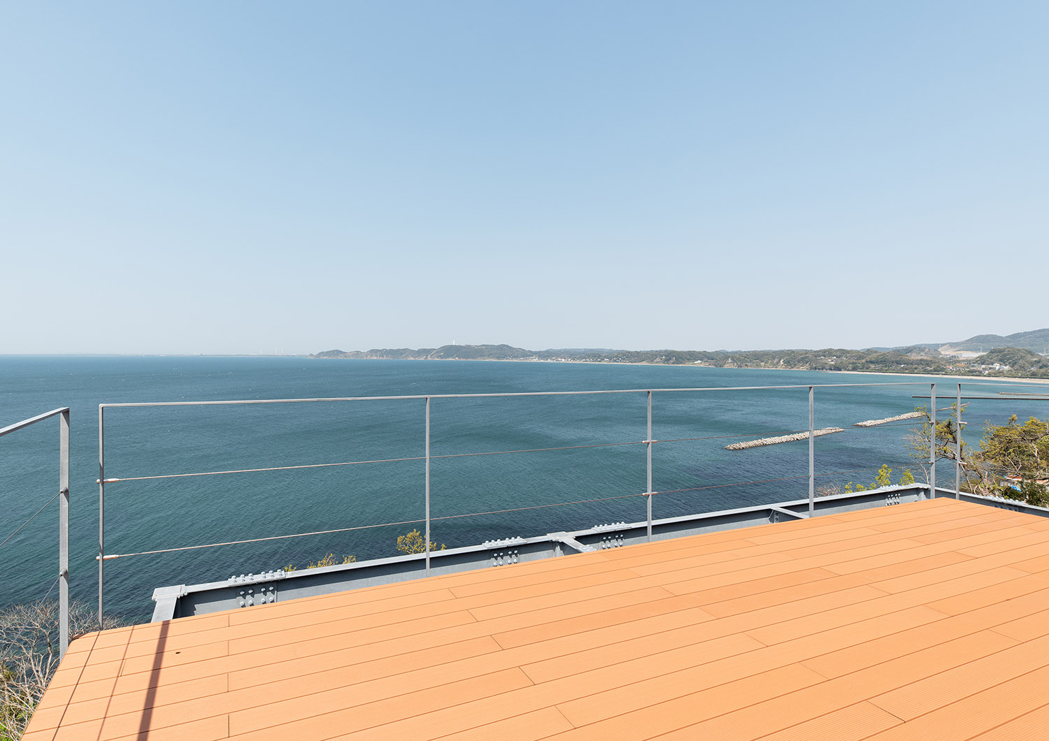 ウッドデッキのルーフテラスから海を見渡す様子・デザイン住宅 注文住宅・デザイン住宅建築実例_『CASE762 Nature NaturalHOUSE』_テラス・バルコニー