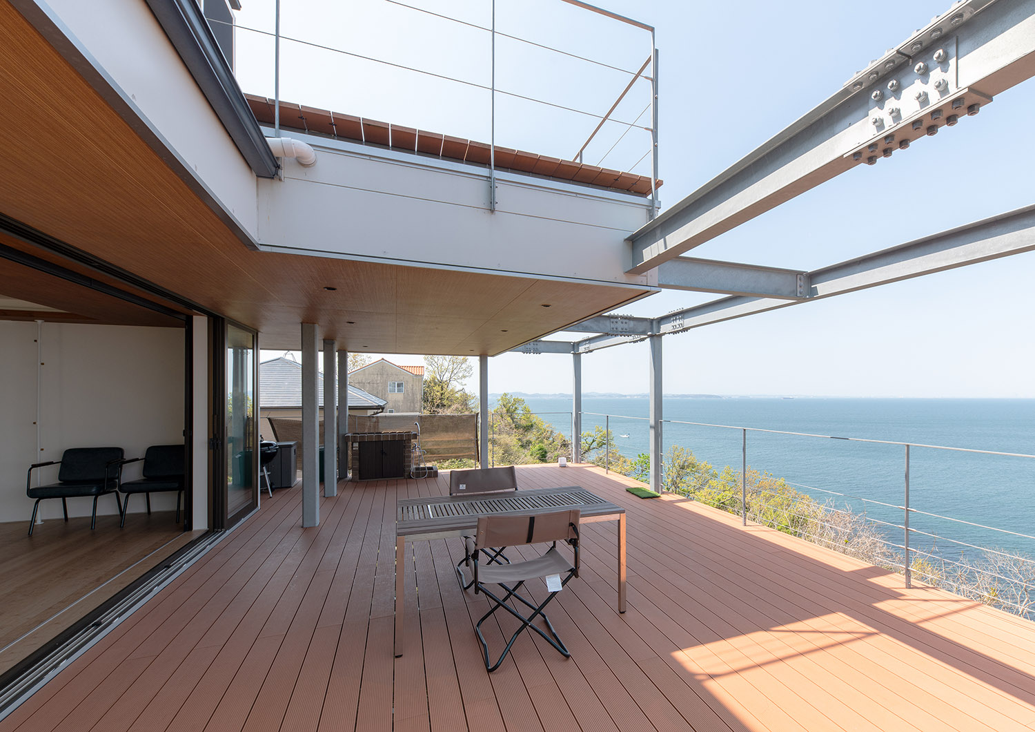 海が見える吹き抜けになったウッドデッキのテラス・デザイン住宅 注文住宅・デザイン住宅建築実例_『CASE762 Nature NaturalHOUSE』_テラス・バルコニー