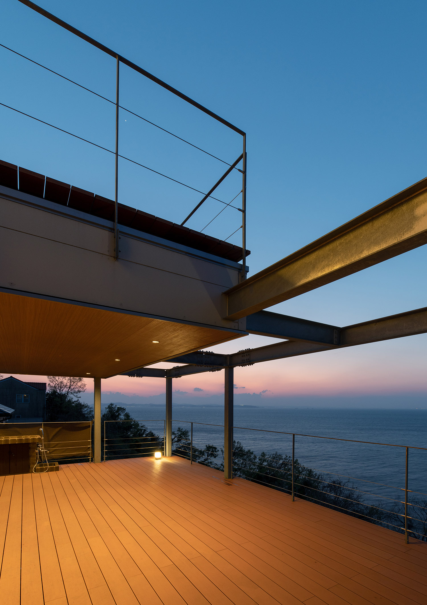 床に間接照明を取り付けた海の見えるテラス・デザイン住宅 注文住宅・デザイン住宅建築実例_『CASE762 Nature NaturalHOUSE』_テラス・バルコニー