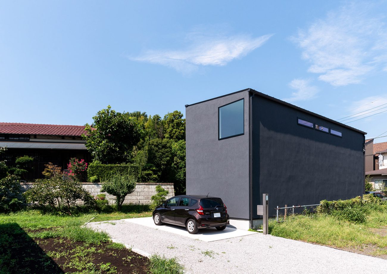 デザイン住宅建築実例_外観・注文住宅『CASE763 ソト黒ウチ白』の建築実例・施⼯例の写真・建物外観全体 注文住宅・デザイン住宅建築実例_『CASE763 ソト黒ウチ白』_外観