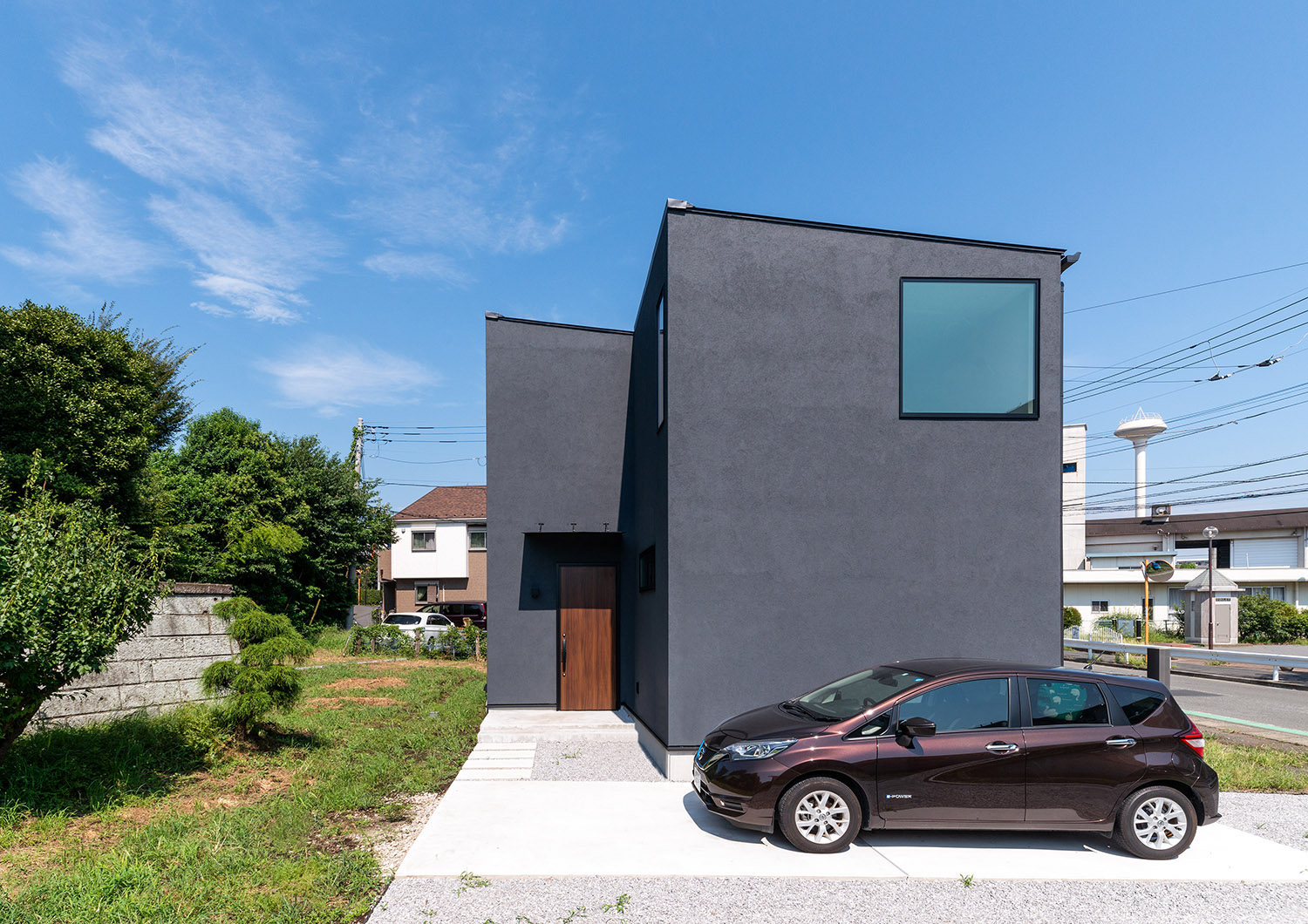 正方形の窓がある黒いスクエアな外観の家・デザイン住宅 注文住宅・デザイン住宅建築実例_『CASE763 ソト黒ウチ白』_外観