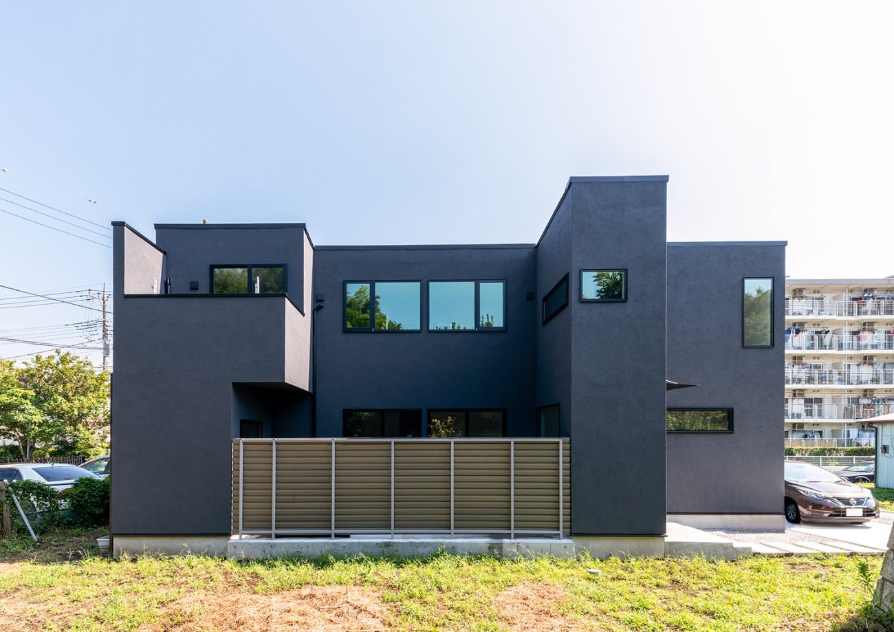 目隠し壁付きの中庭や大きな窓がある黒い外壁の家・デザイン住宅 注文住宅・デザイン住宅建築実例_『CASE763 ソト黒ウチ白』_外観