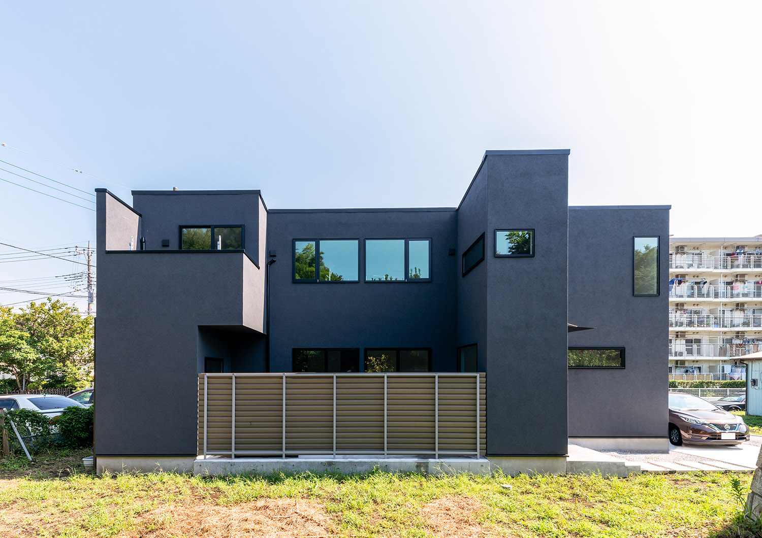 目隠し壁付きの中庭や大きな窓がある黒い外壁の家・デザイン住宅 注文住宅・デザイン住宅建築実例_『CASE763 ソト黒ウチ白』_外観