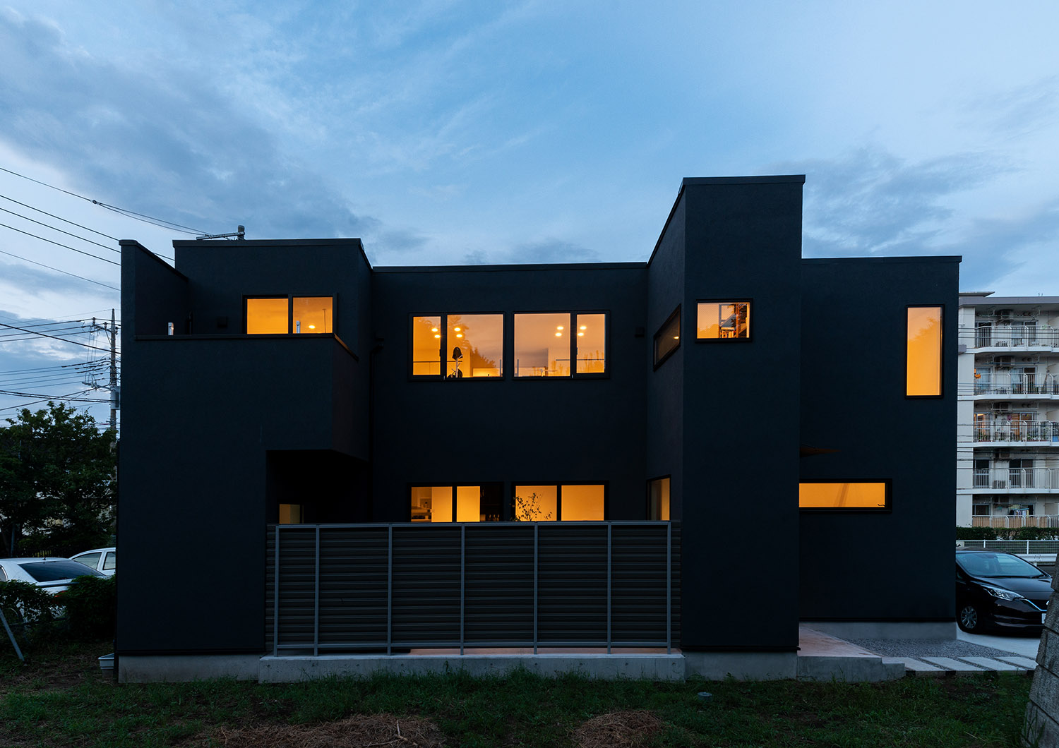 窓が多く設けられた家の側面・デザイン住宅 注文住宅・デザイン住宅建築実例_『CASE763 ソト黒ウチ白』_外観