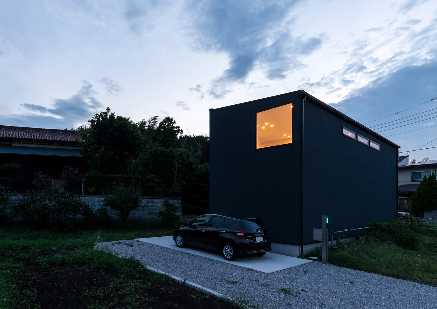 正方形の大きな窓から光が漏れる家・デザイン住宅 注文住宅・デザイン住宅建築実例_『CASE763 ソト黒ウチ白』_外観