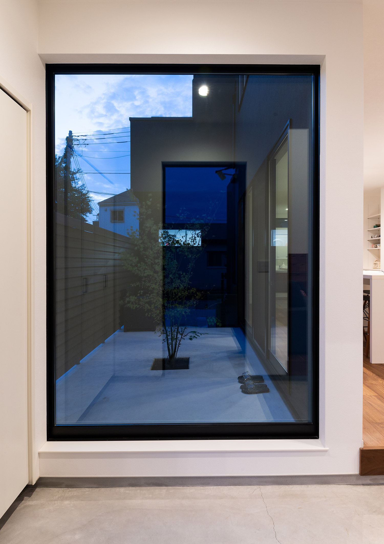 大きな窓がある開放的な土間玄関・デザイン住宅 注文住宅・デザイン住宅建築実例_『CASE763 ソト黒ウチ白』_玄関