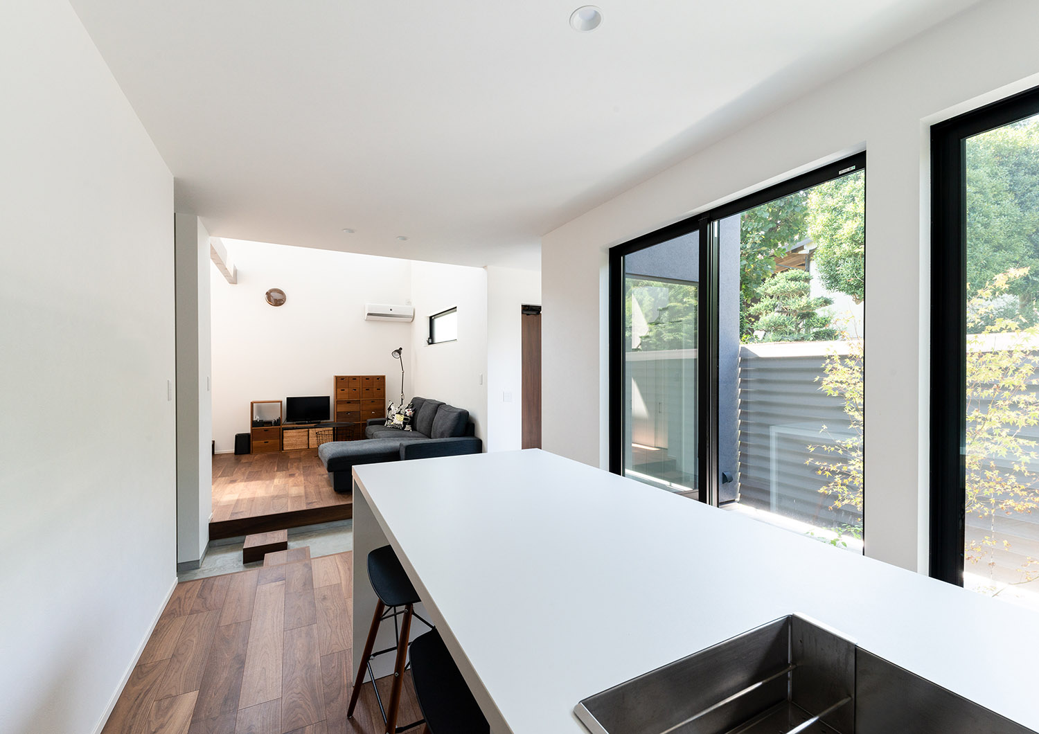 中庭に面した大きな窓がある開放的なLDK・デザイン住宅 注文住宅・デザイン住宅建築実例_『CASE763 ソト黒ウチ白』_LDK