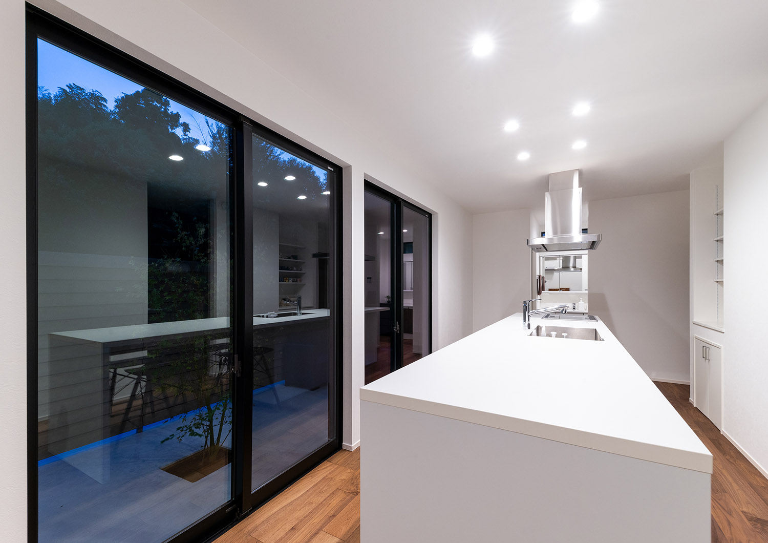 天井にダウンライトを取り付けたすっきりとした印象の明るいLDK・デザイン住宅 注文住宅・デザイン住宅建築実例_『CASE763 ソト黒ウチ白』_LDK