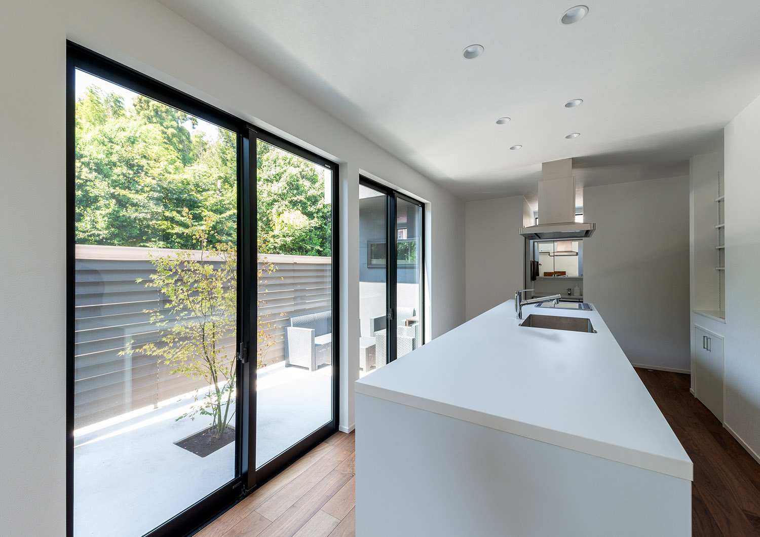 植栽が見える大きな窓がある明るいLDK・デザイン住宅 注文住宅・デザイン住宅建築実例_『CASE763 ソト黒ウチ白』_LDK